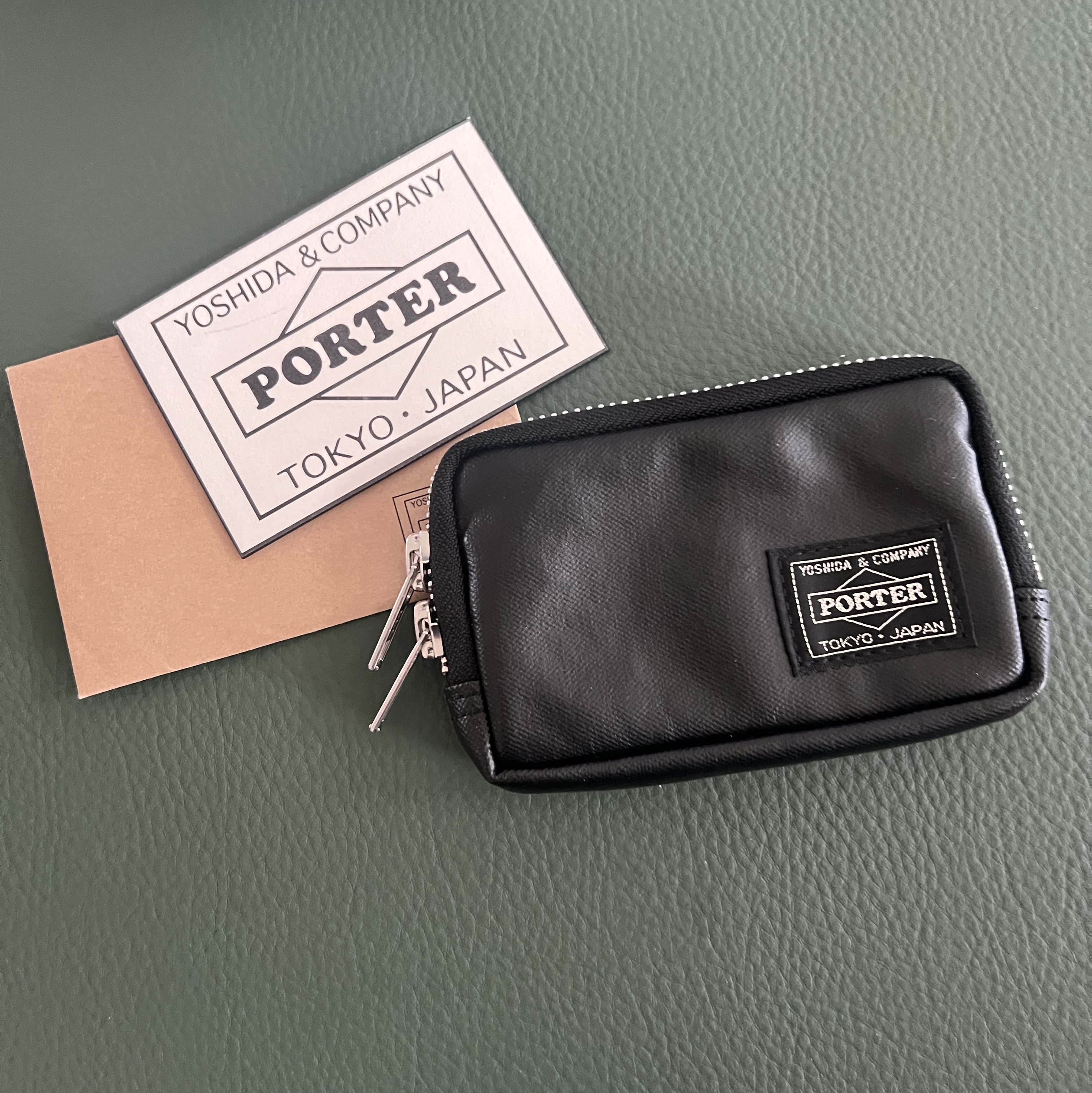 Porter Freestyle Multi Coin Case Black 착용 스타일