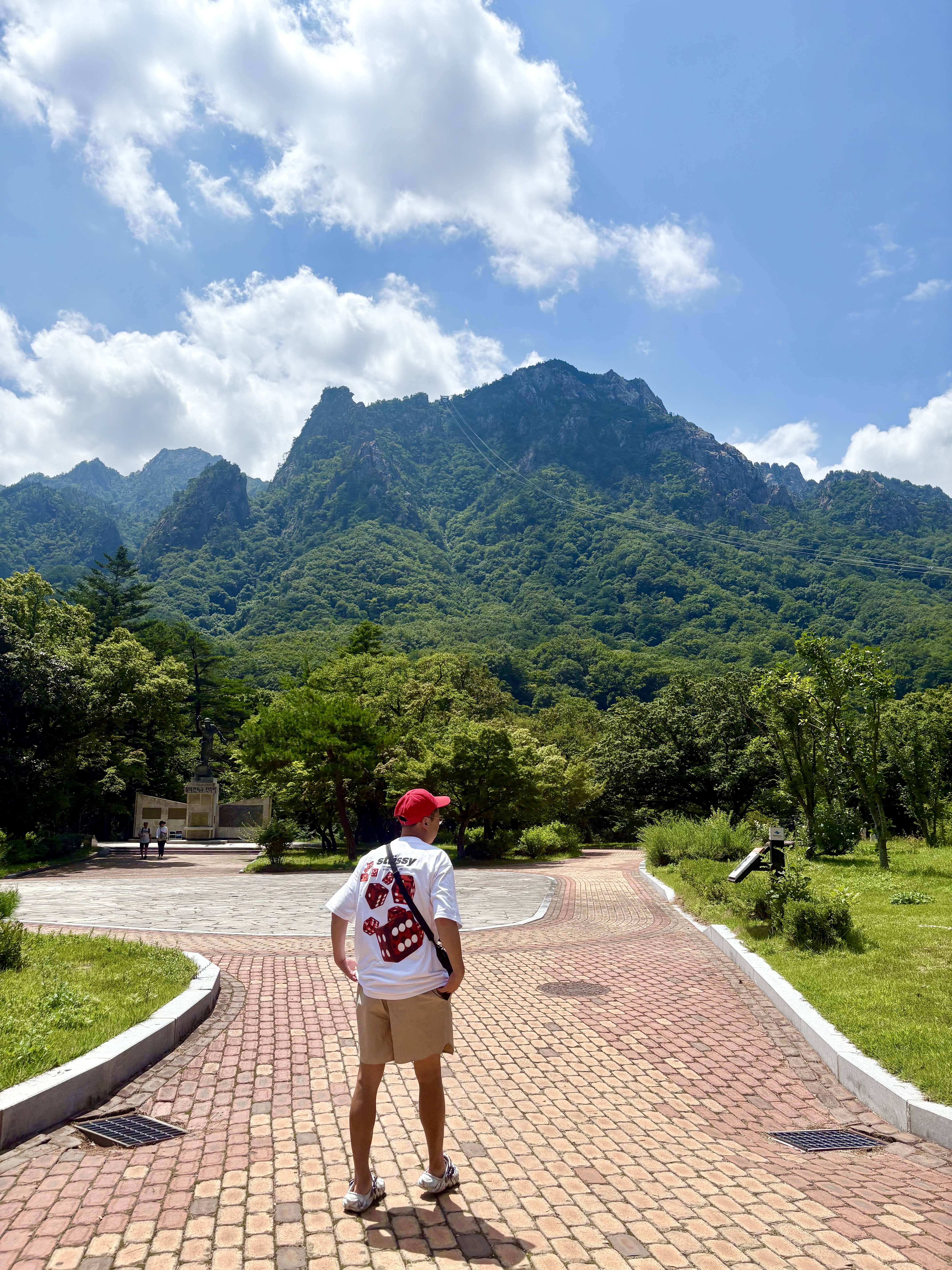 Nike Heritage 86 Futura Washed Cap University Red, Stussy Rollers T-Shirt White 착용 스타일 - 6