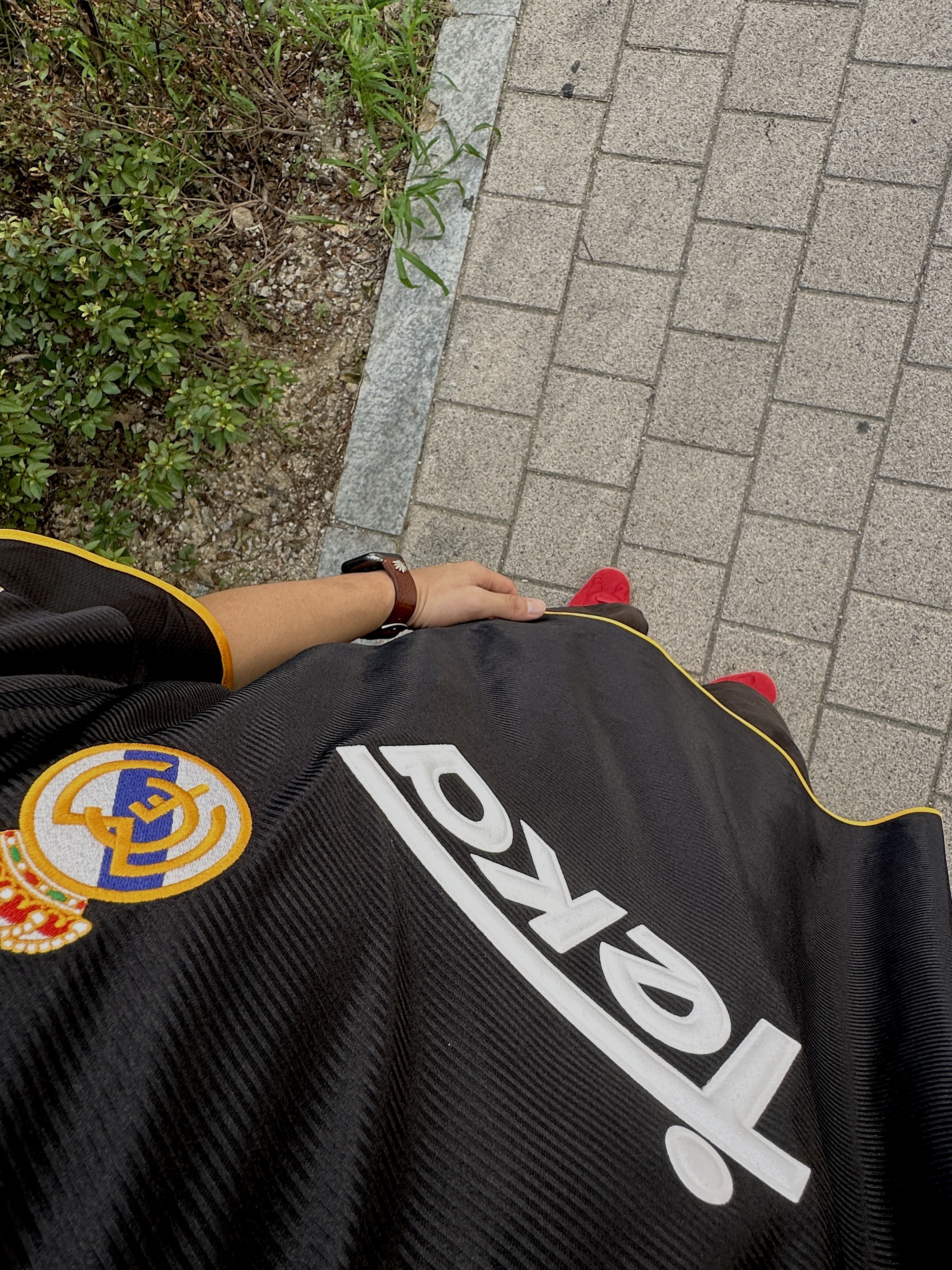 Adidas Real Madrid 99/00 Away Jersey Black - KR Sizing (Non Marking Ver.), Human Made Heart Keyring Red 착용 스타일 - 5