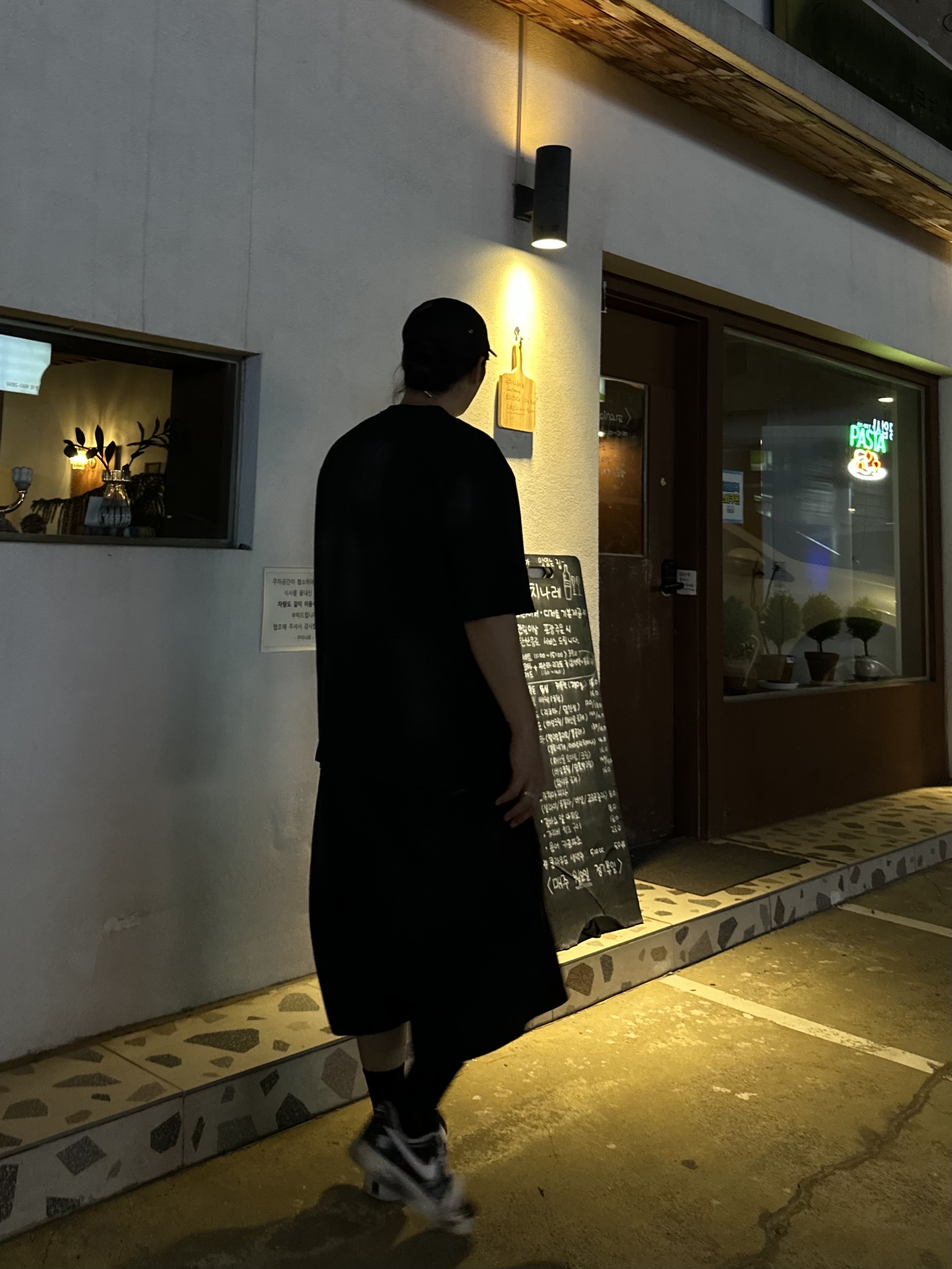 Undermycar MU.127 Classic Logo Brush Washed Sweat Shorts Black, Nike x Peaceminusone Air Force 1 Low Para-Noise 착용 스타일 - 2