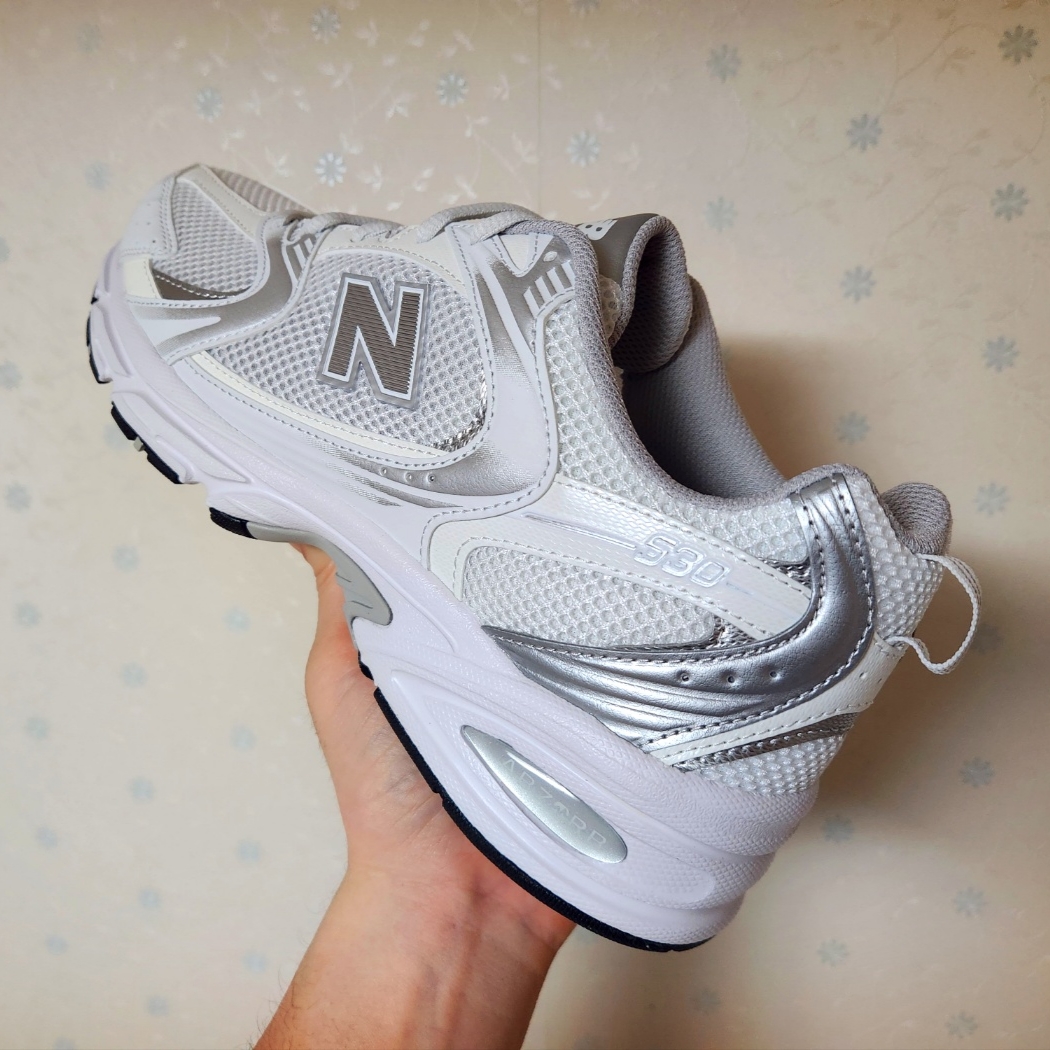 New Balance 530 Munsell White Silver Metallic 착용 스타일 - 2