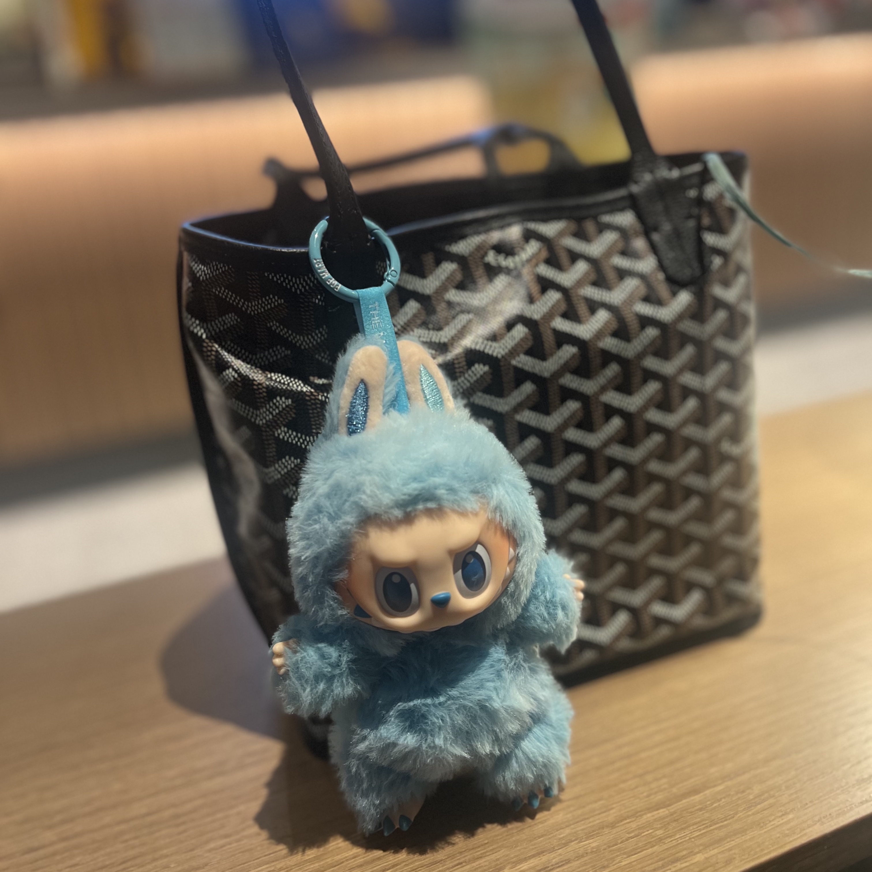 Pop Mart Labubu The Monsters Highlight Series Sealed Case (Bundle of 2/1 Blind Box) 착용 스타일