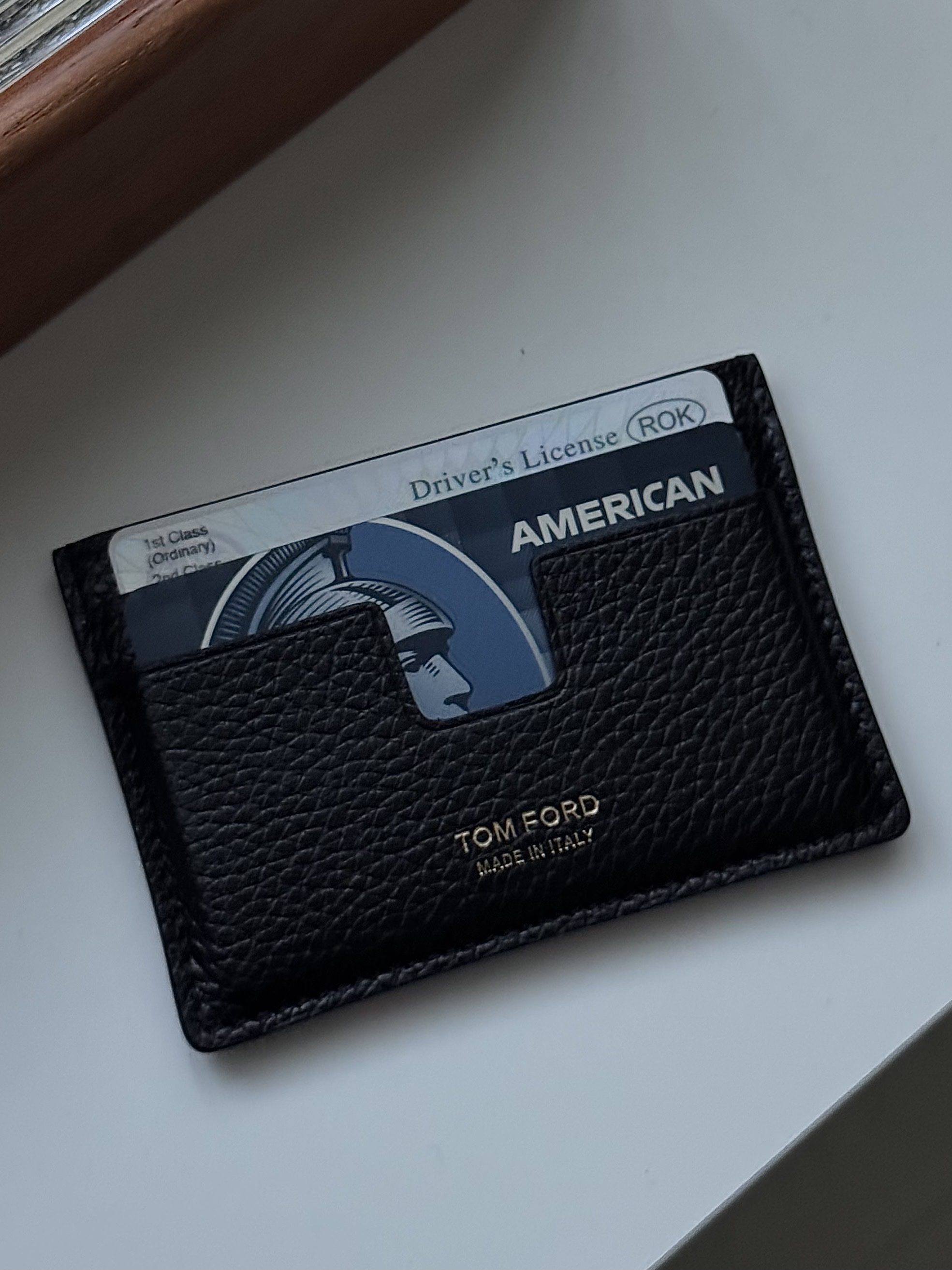 Tom Ford Two-Tone Grain Leather Classic Card Holder Black Red 착용 스타일