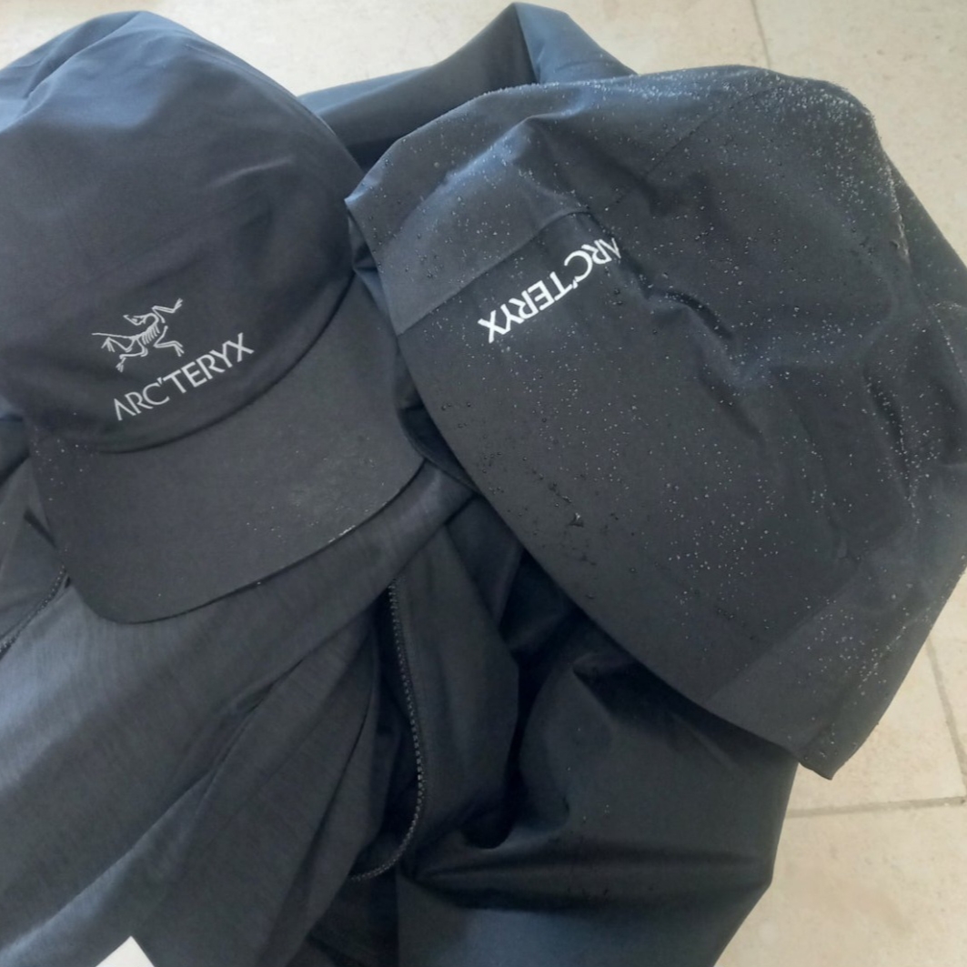Arc'teryx Gore 5 Panel Cap Black, Arc'teryx Solano Hoody Black 착용 스타일 - 1