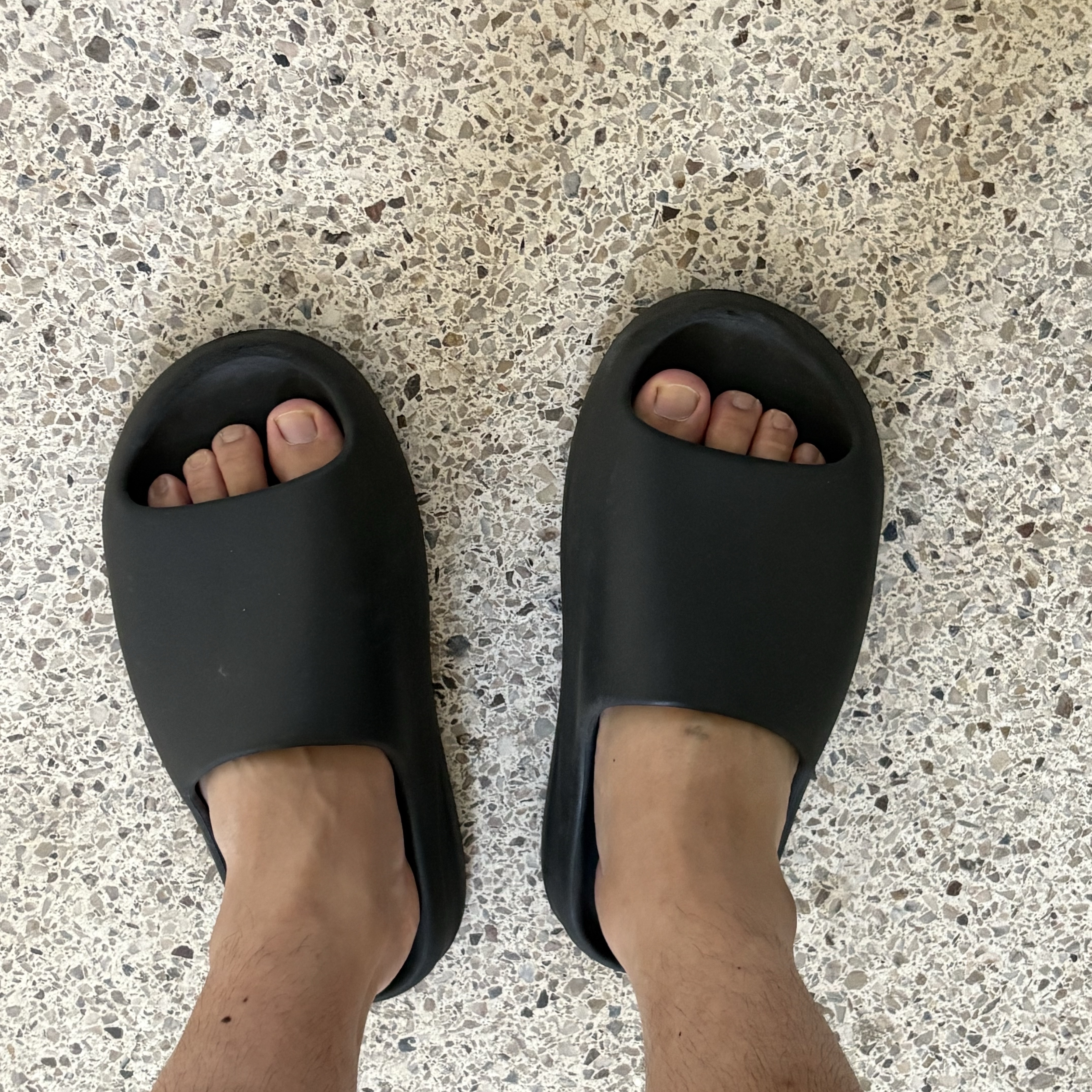 Adidas Yeezy Slide Onyx 착용 스타일
