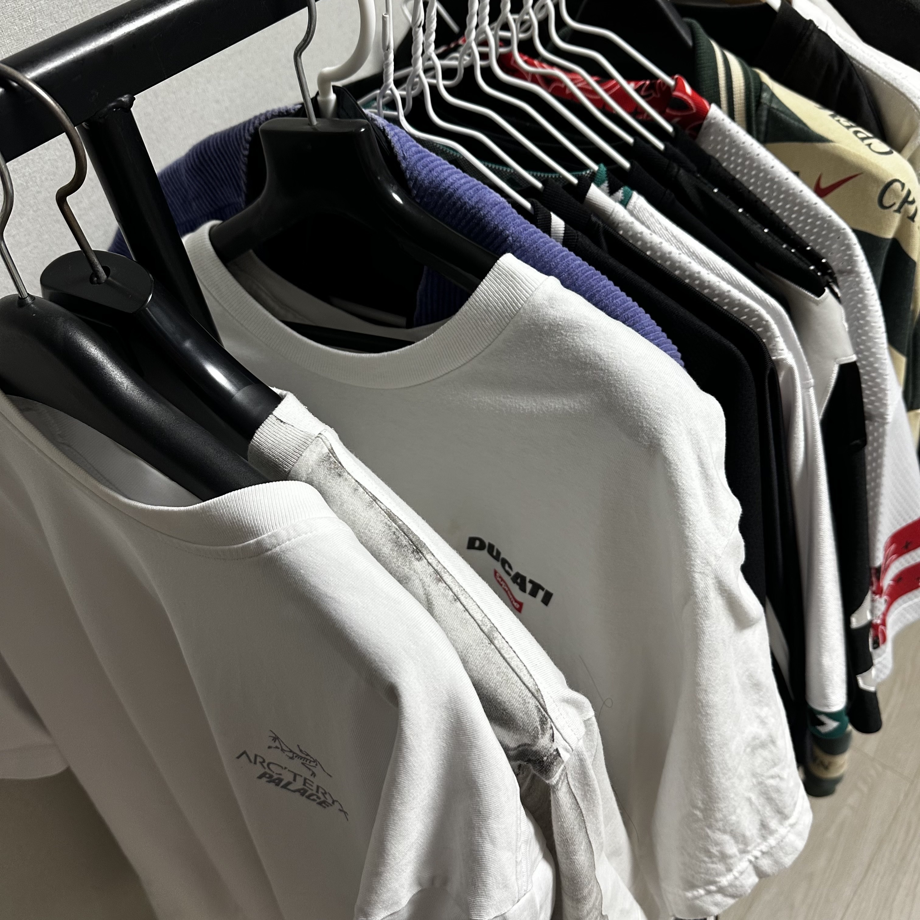 Supreme Bandana Football Jersey White - 25SS, Supreme x MM6 Maison Margiela Box Logo T-Shirt White - 24SS 착용 스타일