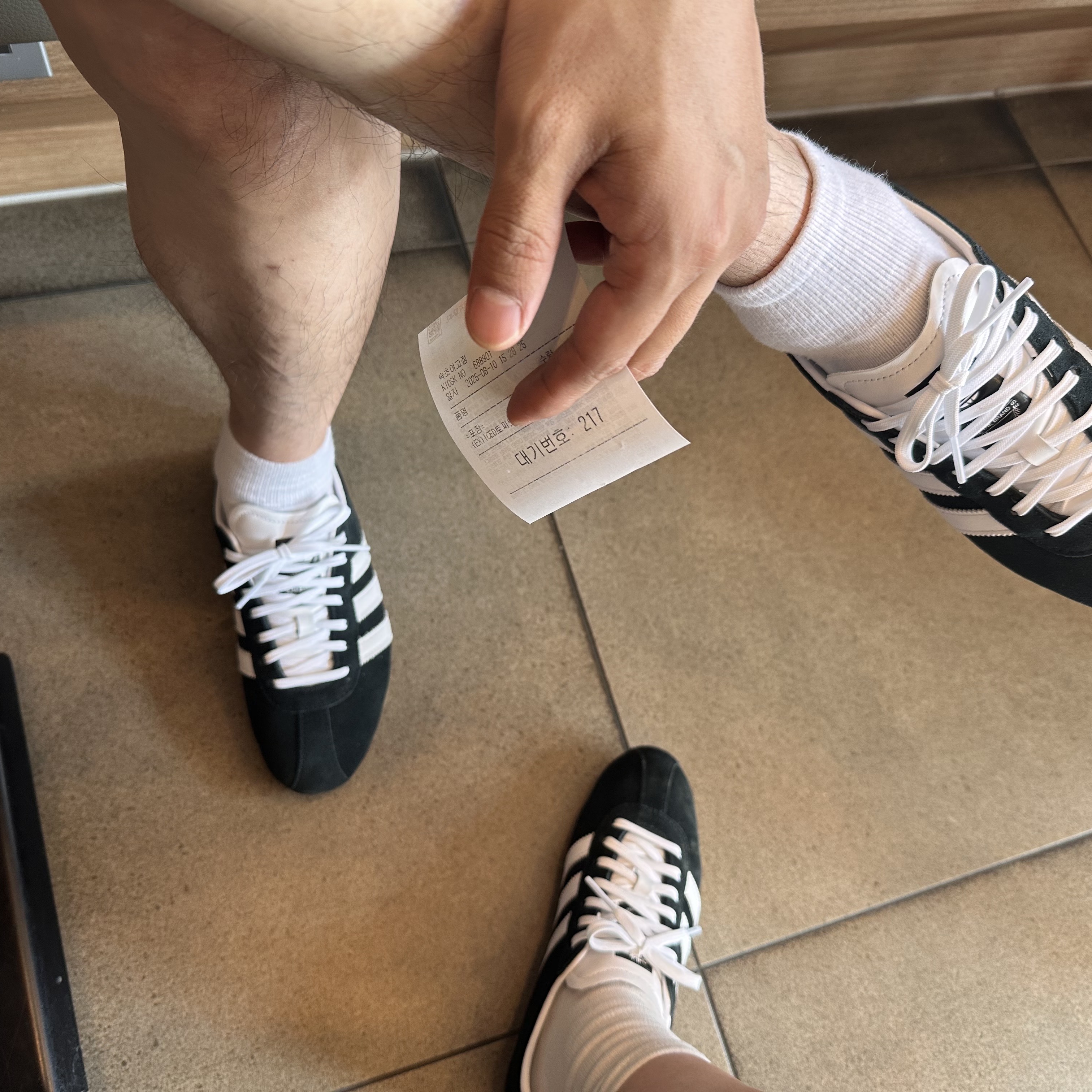 (W) Adidas Tokyo Core Black Cloud White 착용 스타일