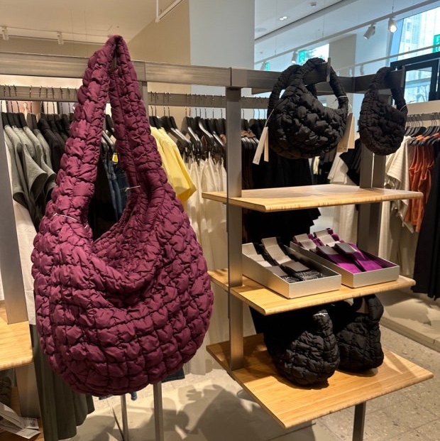 COS Quilted Oversized Shoulder Bag Burgundy 착용 스타일 - 2
