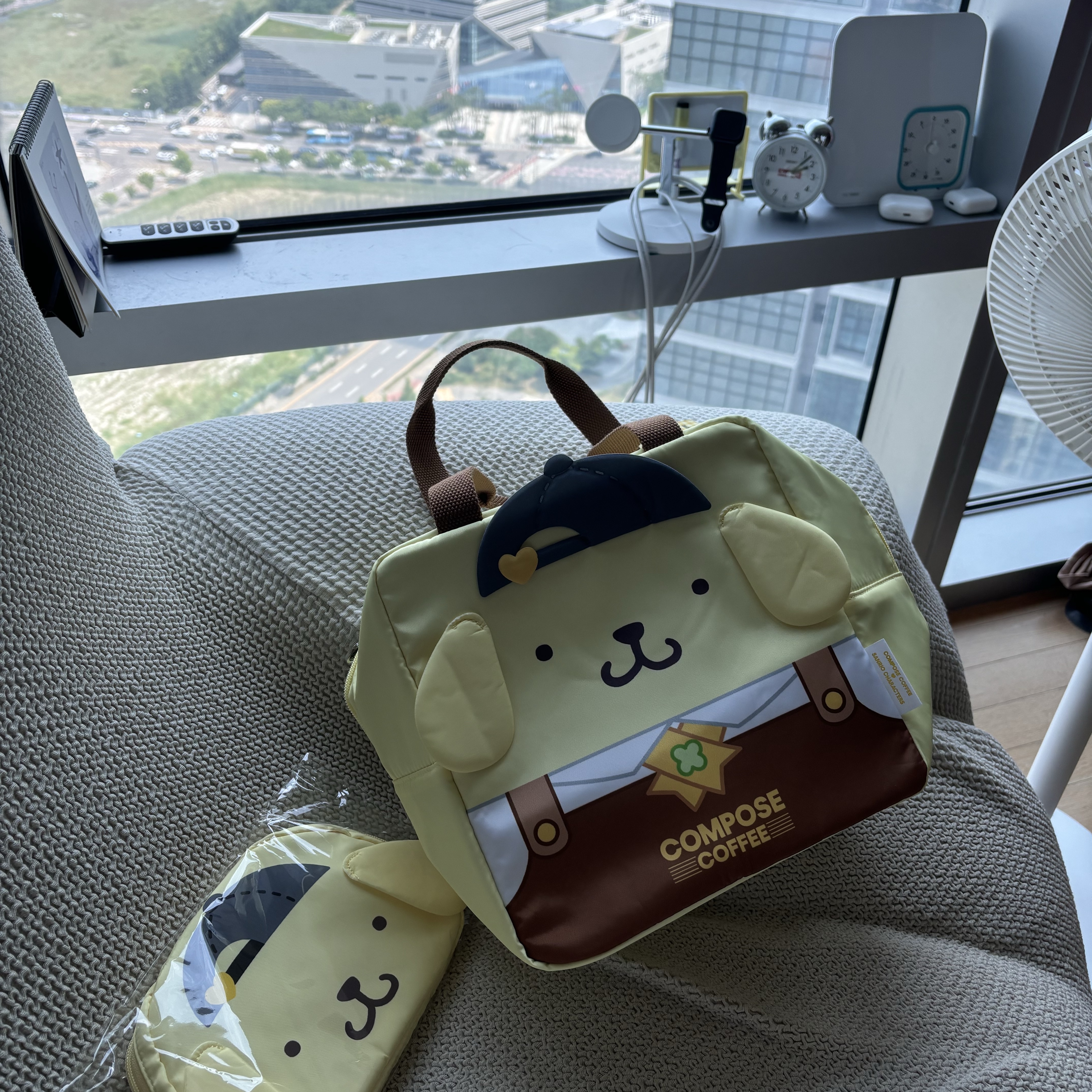 Sanrio x Compose Coffee Sanrio Characters Cooler Bag Pompompurin Yellow, Sanrio x Compose Coffee Sanrio Characters Pouch Pompompurin Yellow 착용 스타일