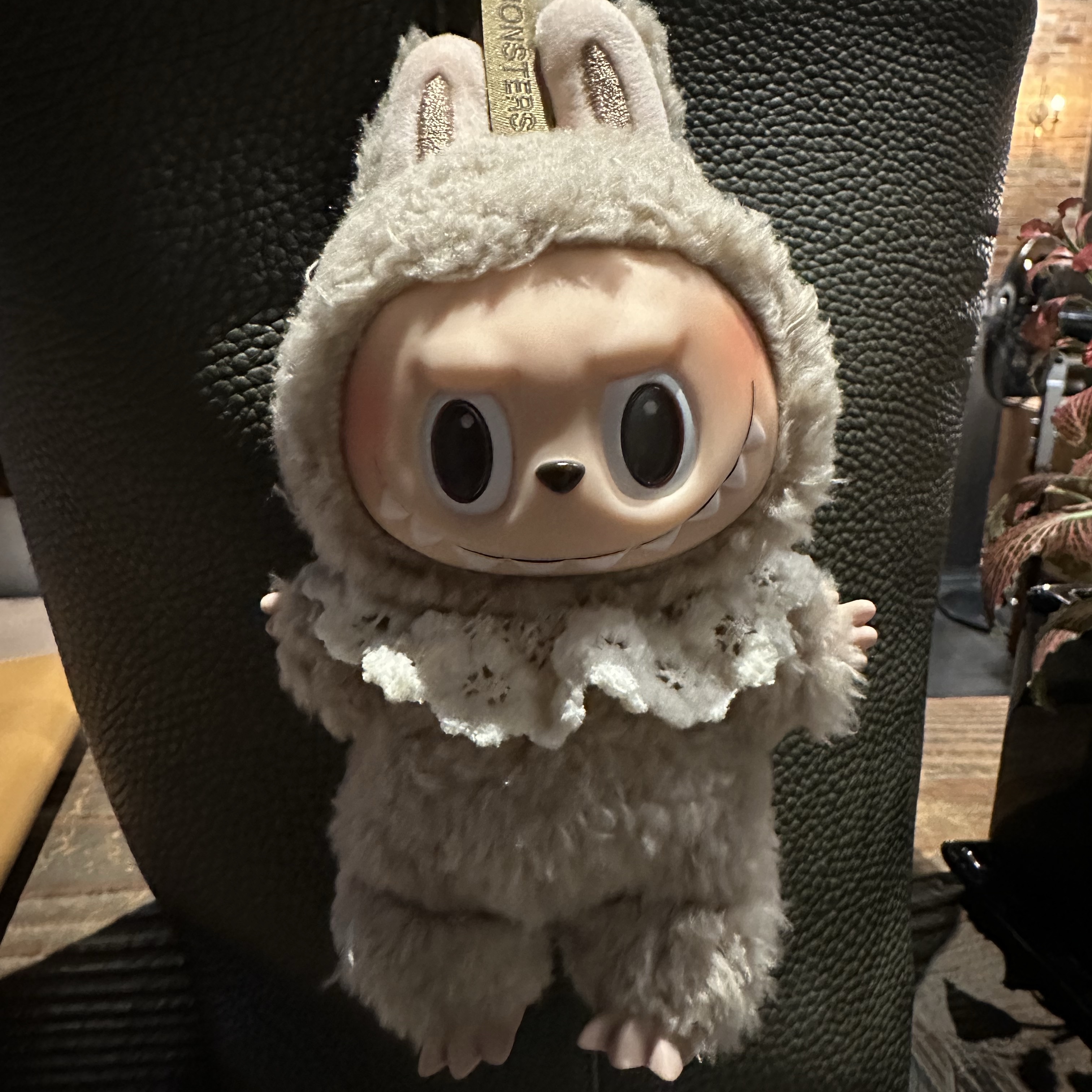 Pop Mart Labubu The Monsters Labubu Tasty Macarons Series Toffe Keyring 착용 스타일 - 1
