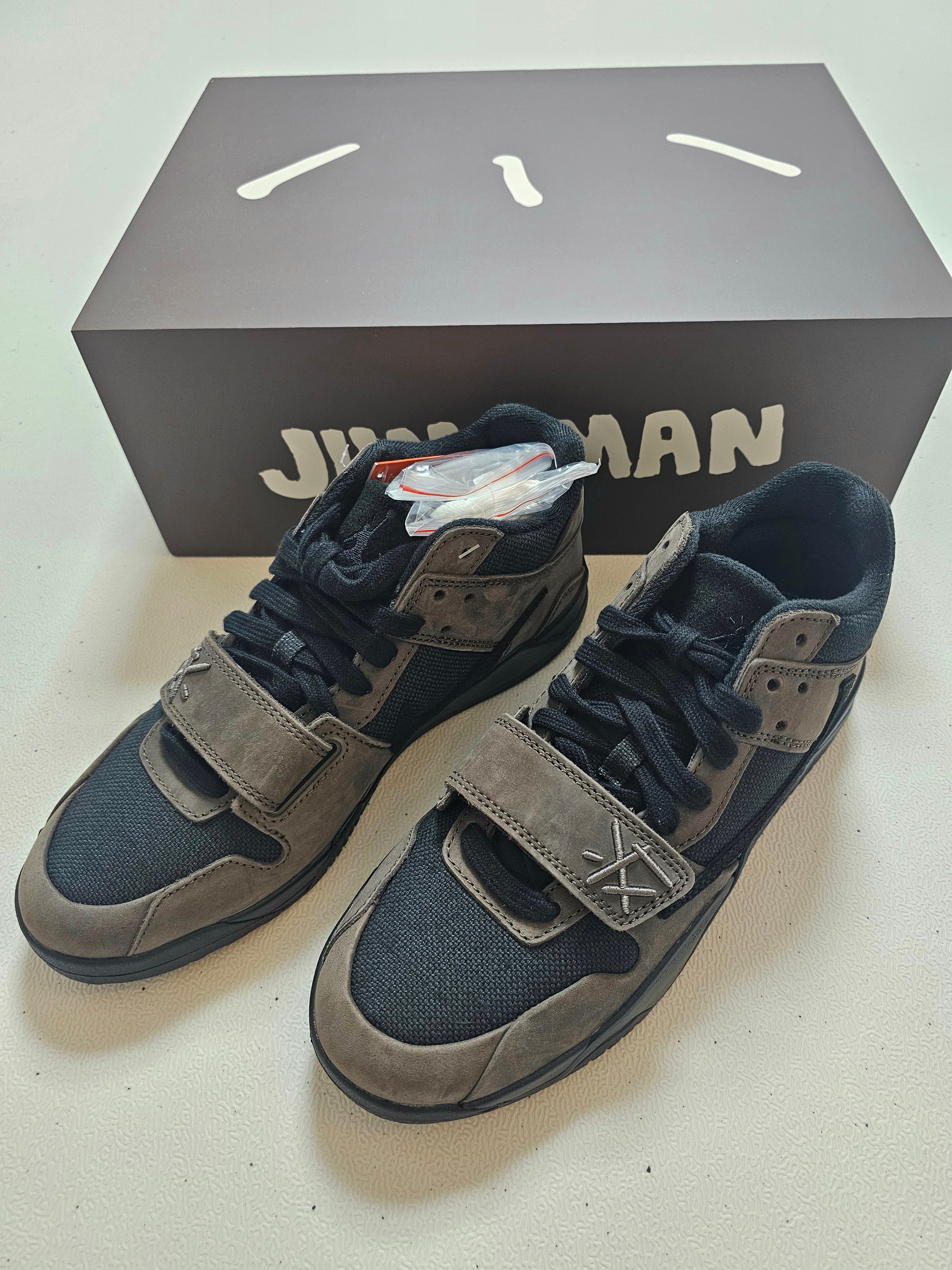 Jordan x Travis Scott Jumpman Jack TR Black and Dark Mocha 착용 스타일 - 2