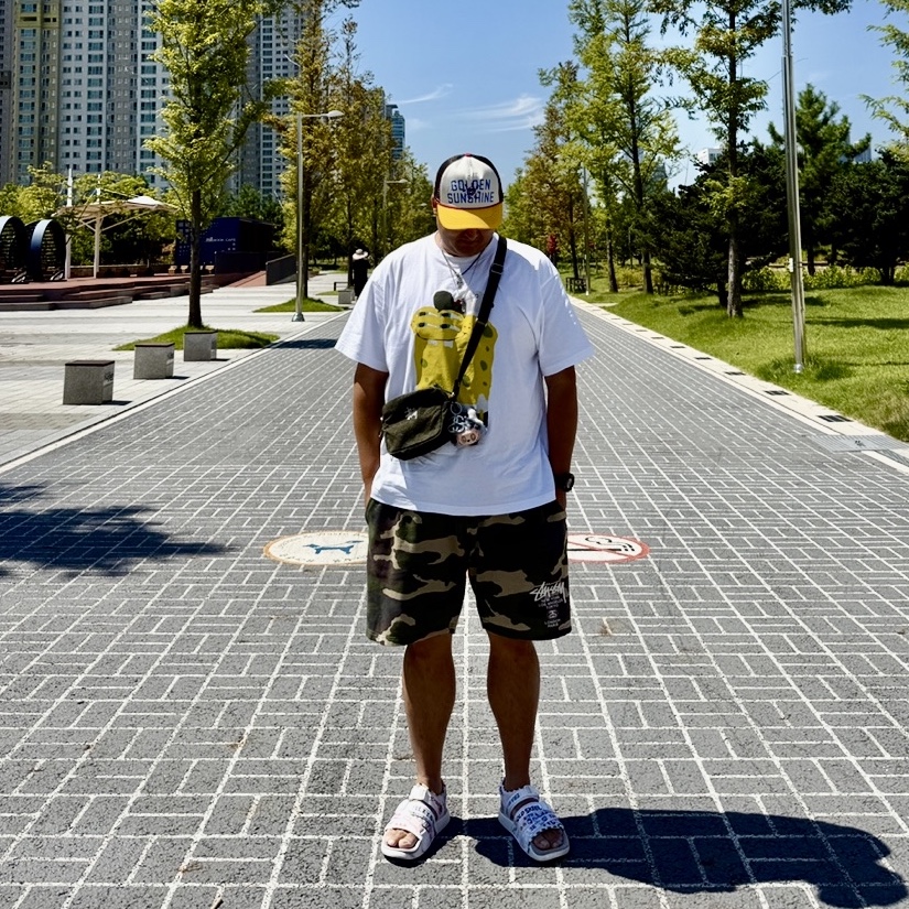 Uniqlo UT x CPFM x SpongeBob Graphic T-Shirt C White - KR, Stussy Canvas Side Pouch Washed Black 착용 스타일 - 2