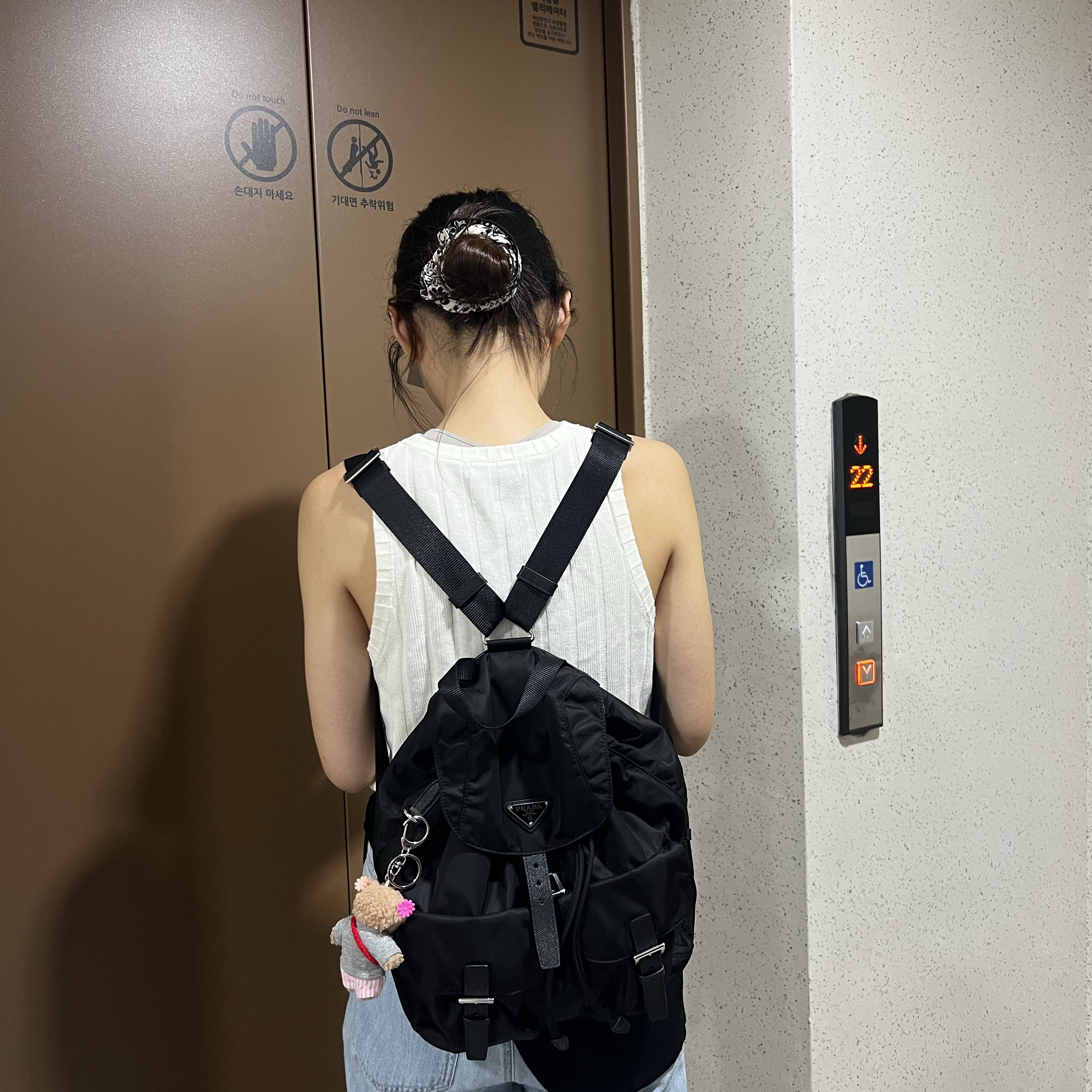 Prada Re-Nylon Medium Backpack Black 착용 스타일
