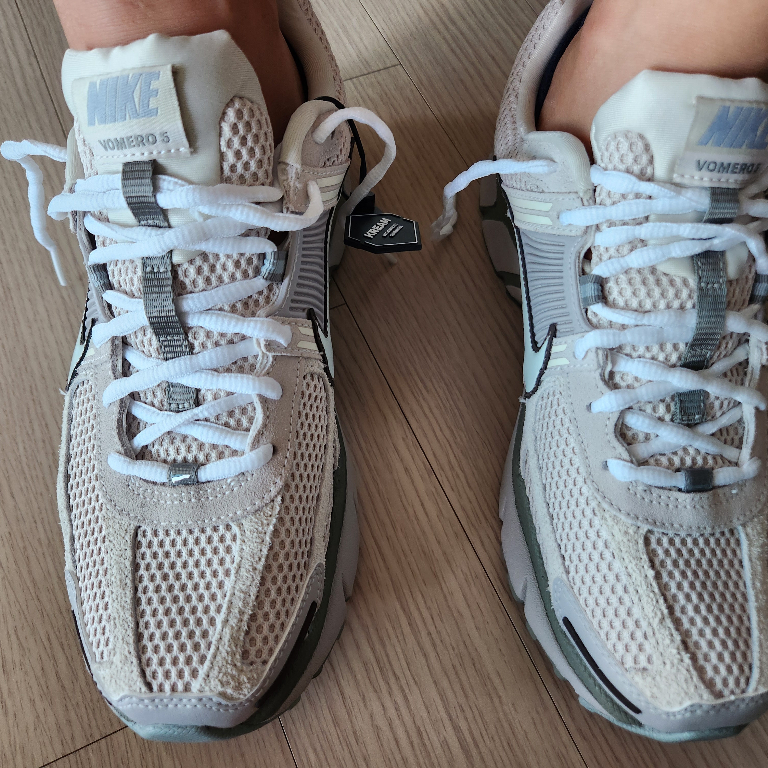 Nike Zoom Vomero 5 SE Light Orewood Brown 착용 스타일 - 3