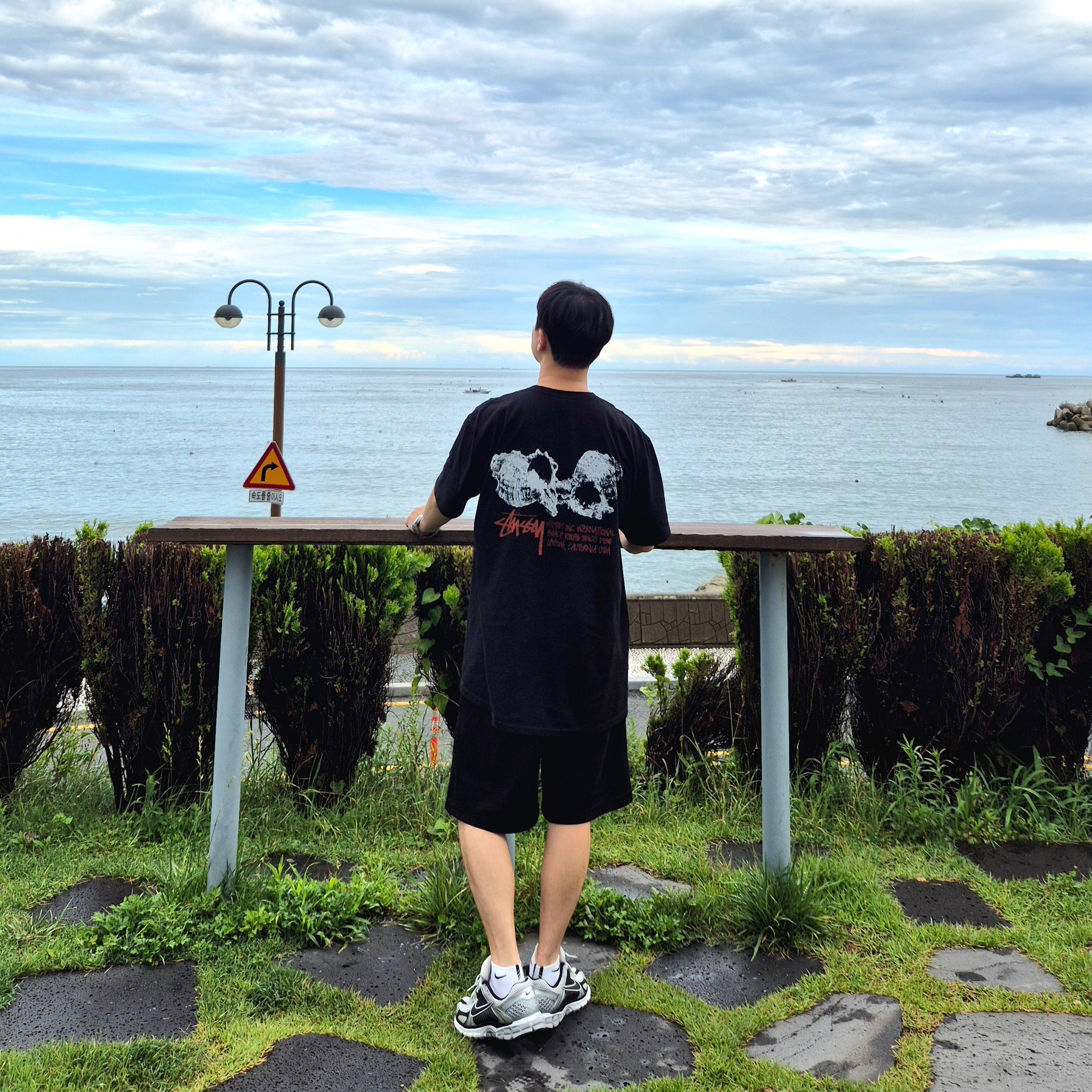 Stussy Shells T-Shirt Black, Nike Zoom Vomero 5 Metallic Silver Black 착용 스타일