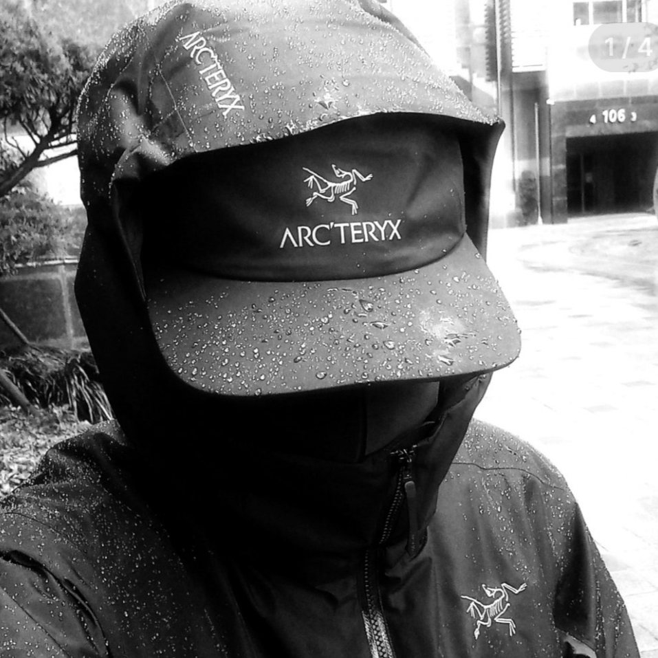 Arc'teryx Beta LT Jacket Black, Arc'teryx Gore 5 Panel Cap Black 착용 스타일 - 1