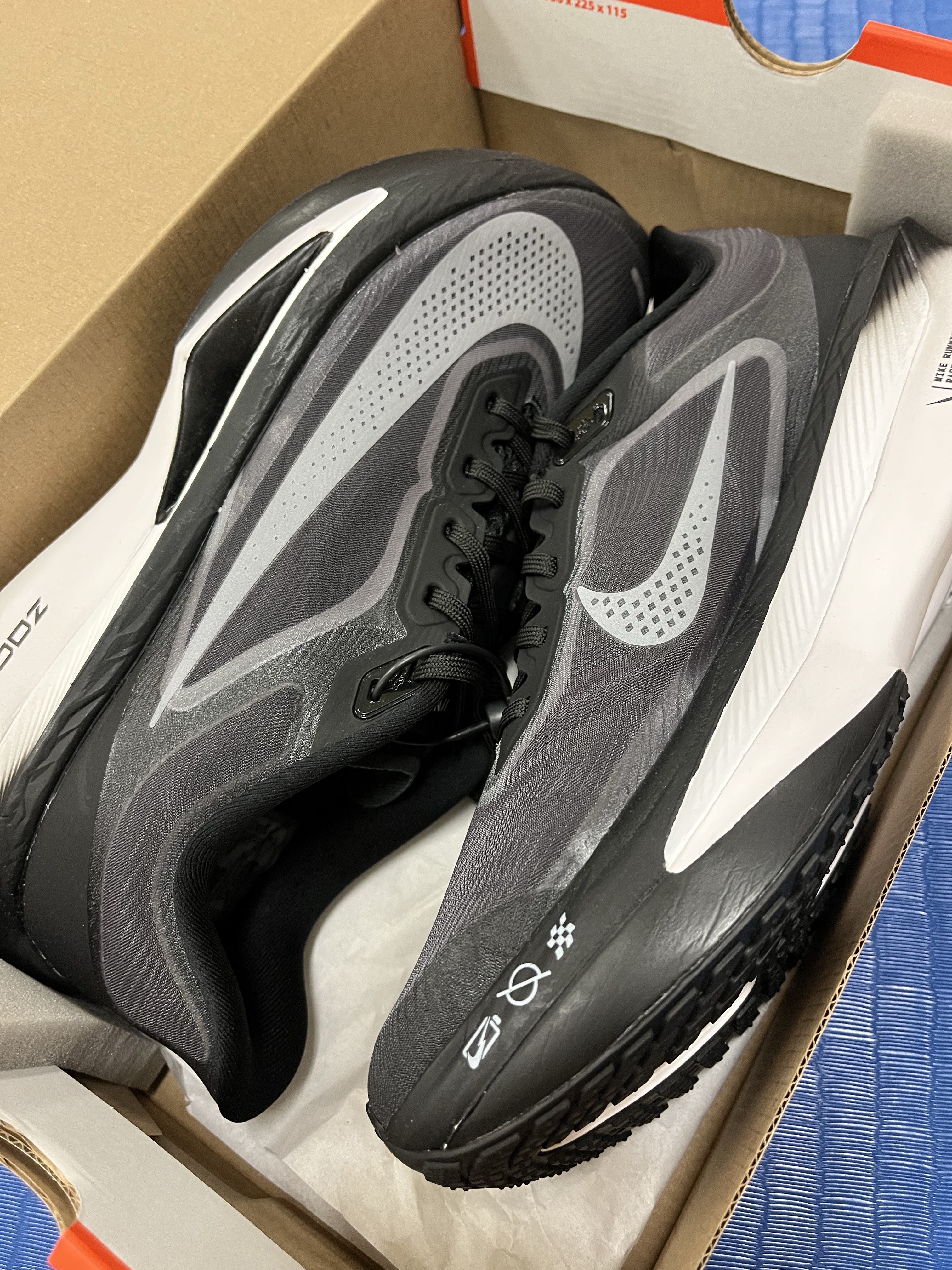 Nike Zoom Fly 6 Black Light Smoke Grey 착용 스타일 - 2