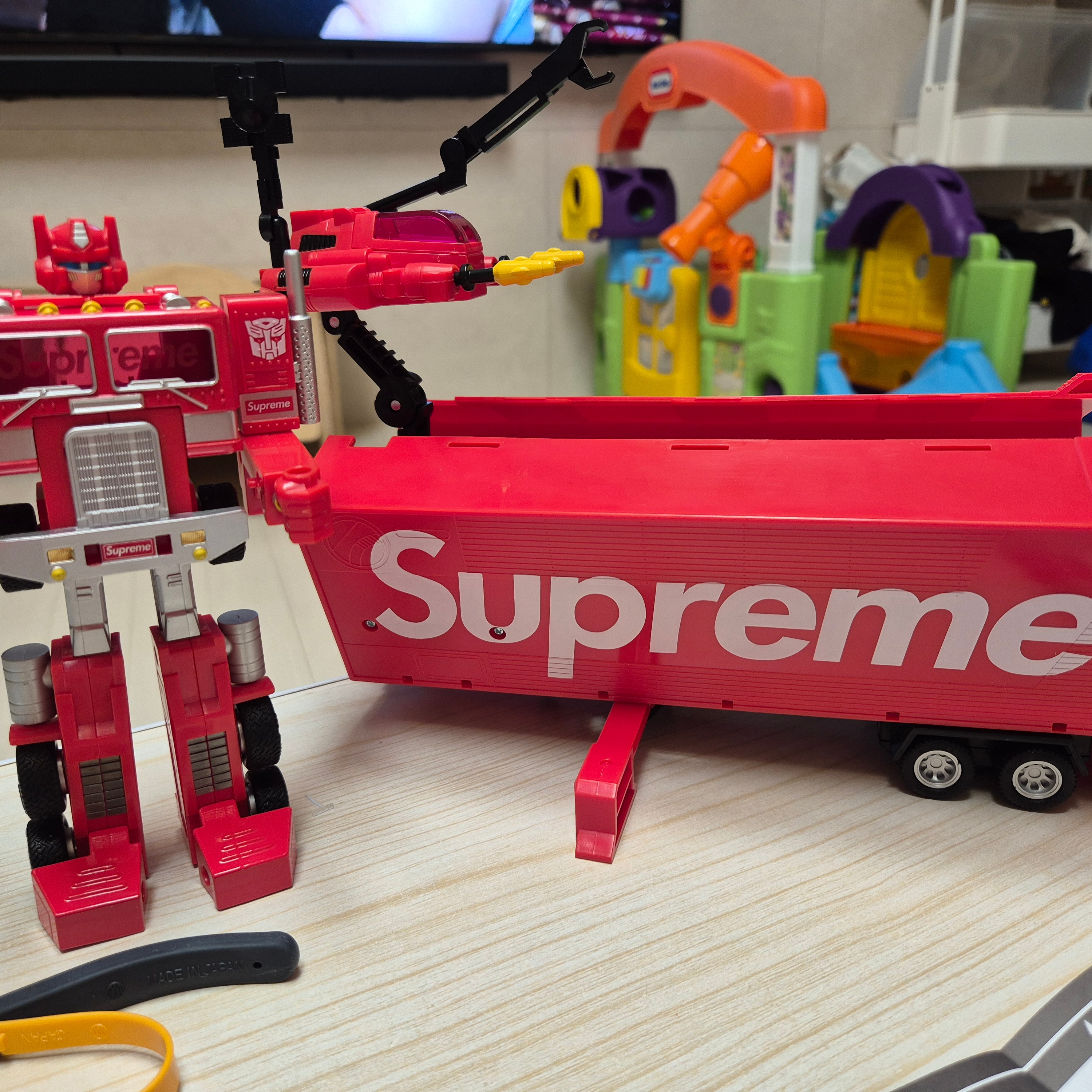 Supreme x Transformers G1 Optimus Prime Figure Red - 25SS 착용 스타일 - 1