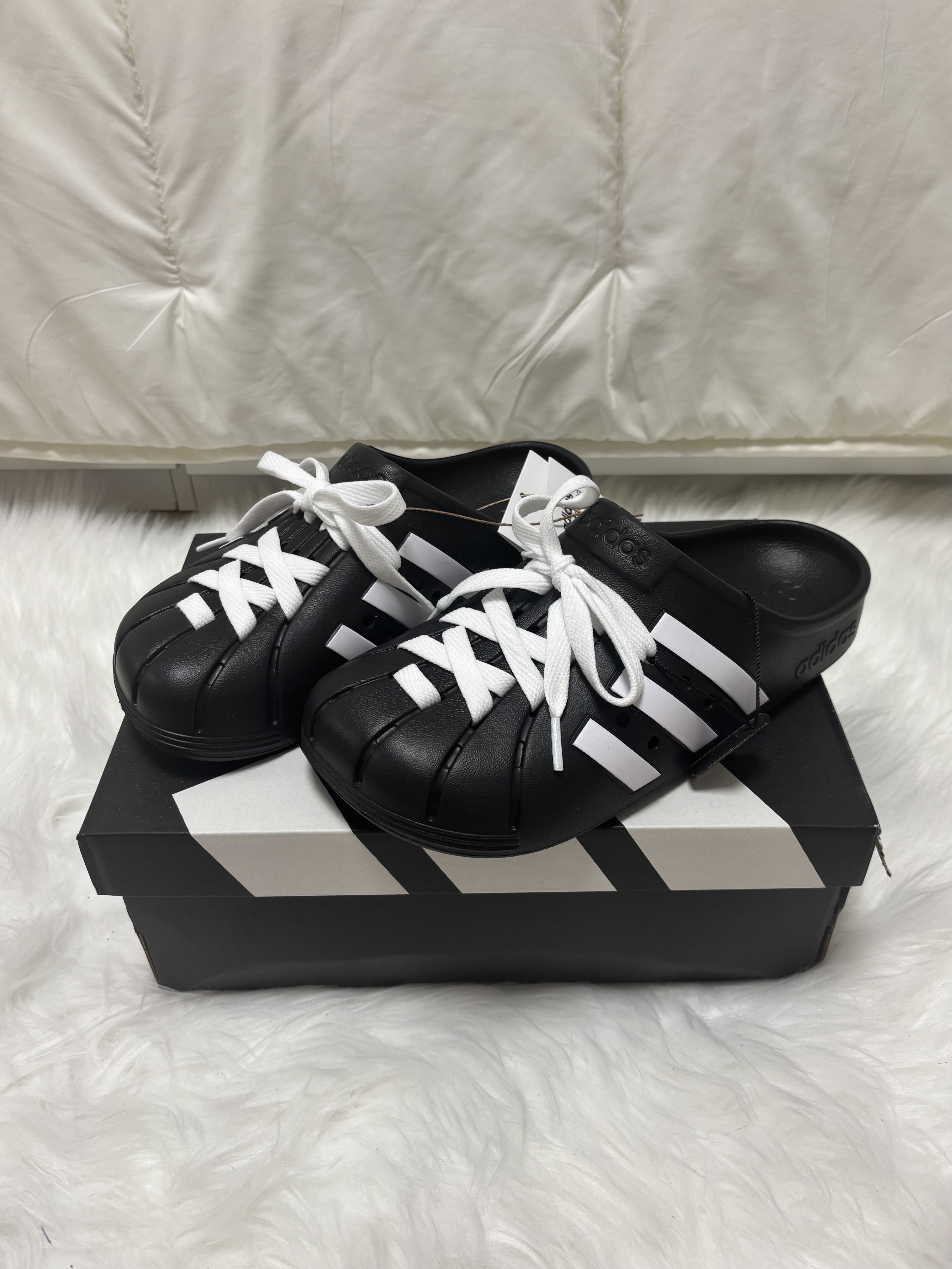Adidas Adilette Clog Black White 착용 스타일 - 1