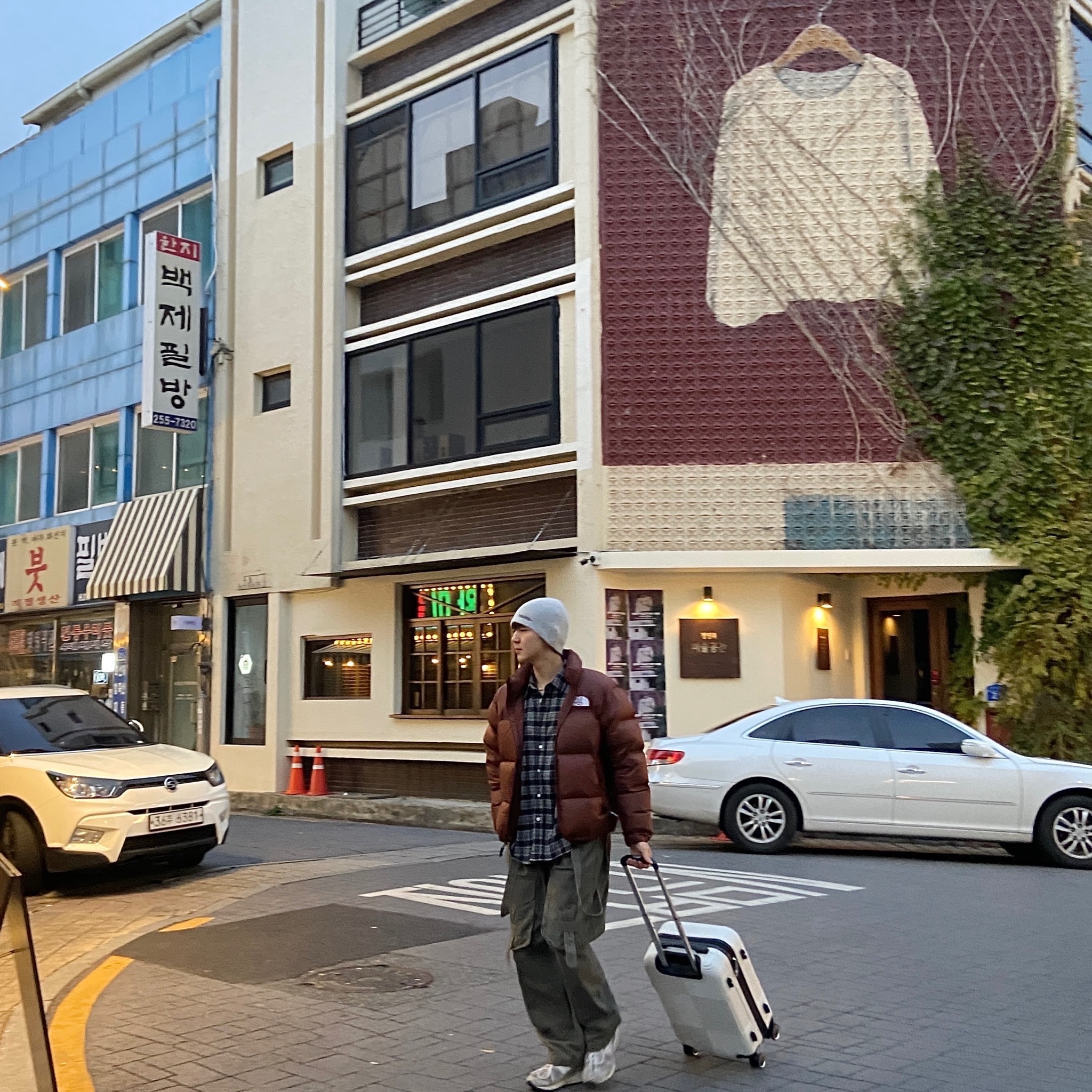 The North Face 1996 Eco Nuptse Jacket Brown 착용 스타일