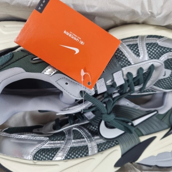Nike V2K Run Vintage Green Mineral Spruce 착용 스타일 - 1