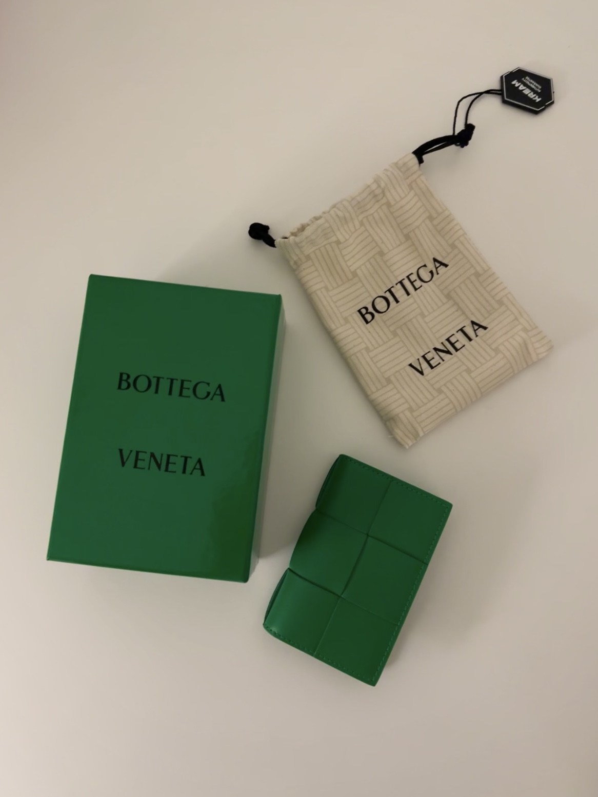 Bottega Veneta Flap Card Case Parakeet 착용 스타일