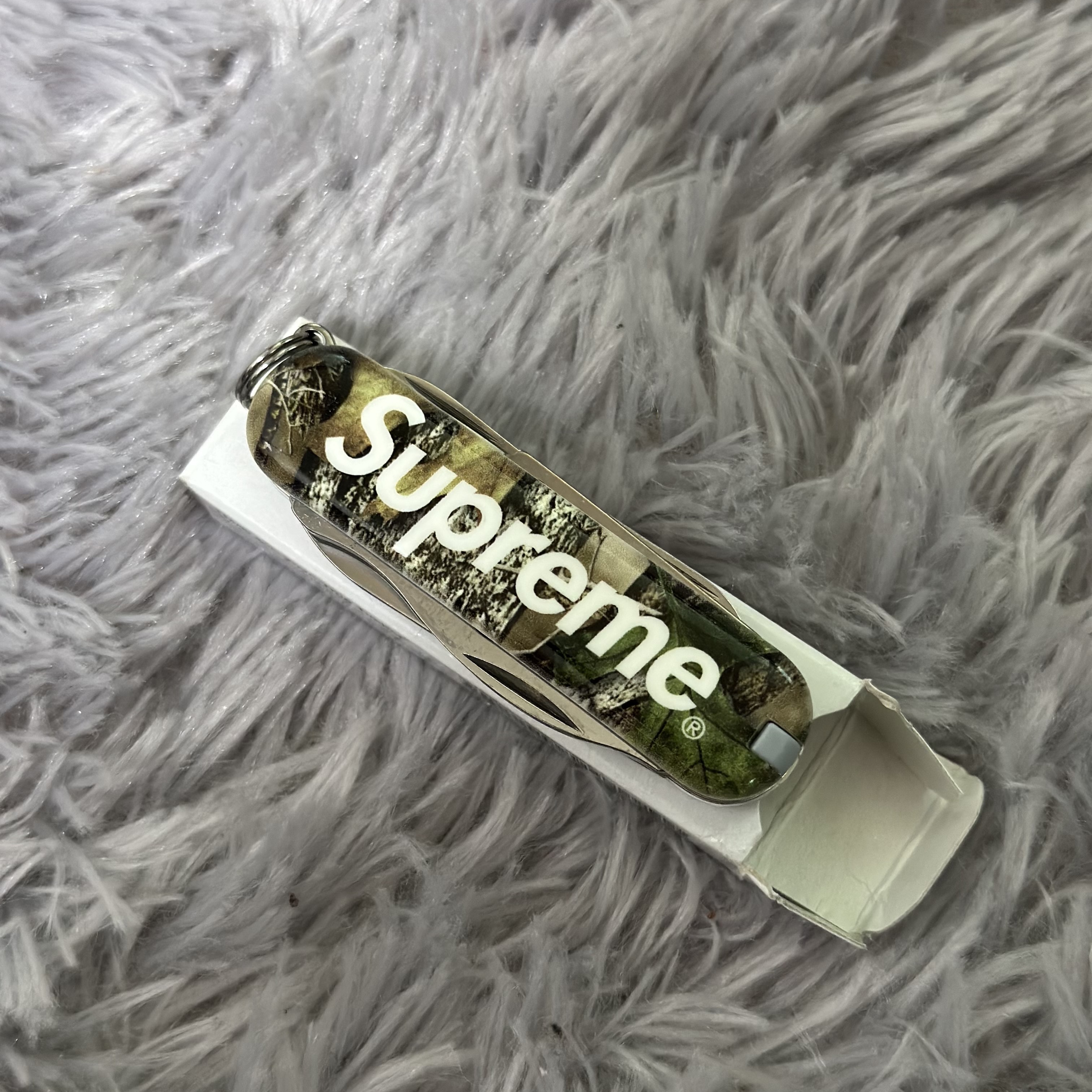 Supreme x Victorinox Pocket Knife Truetimber Kanati Camo - 25SS 착용 스타일 - 1