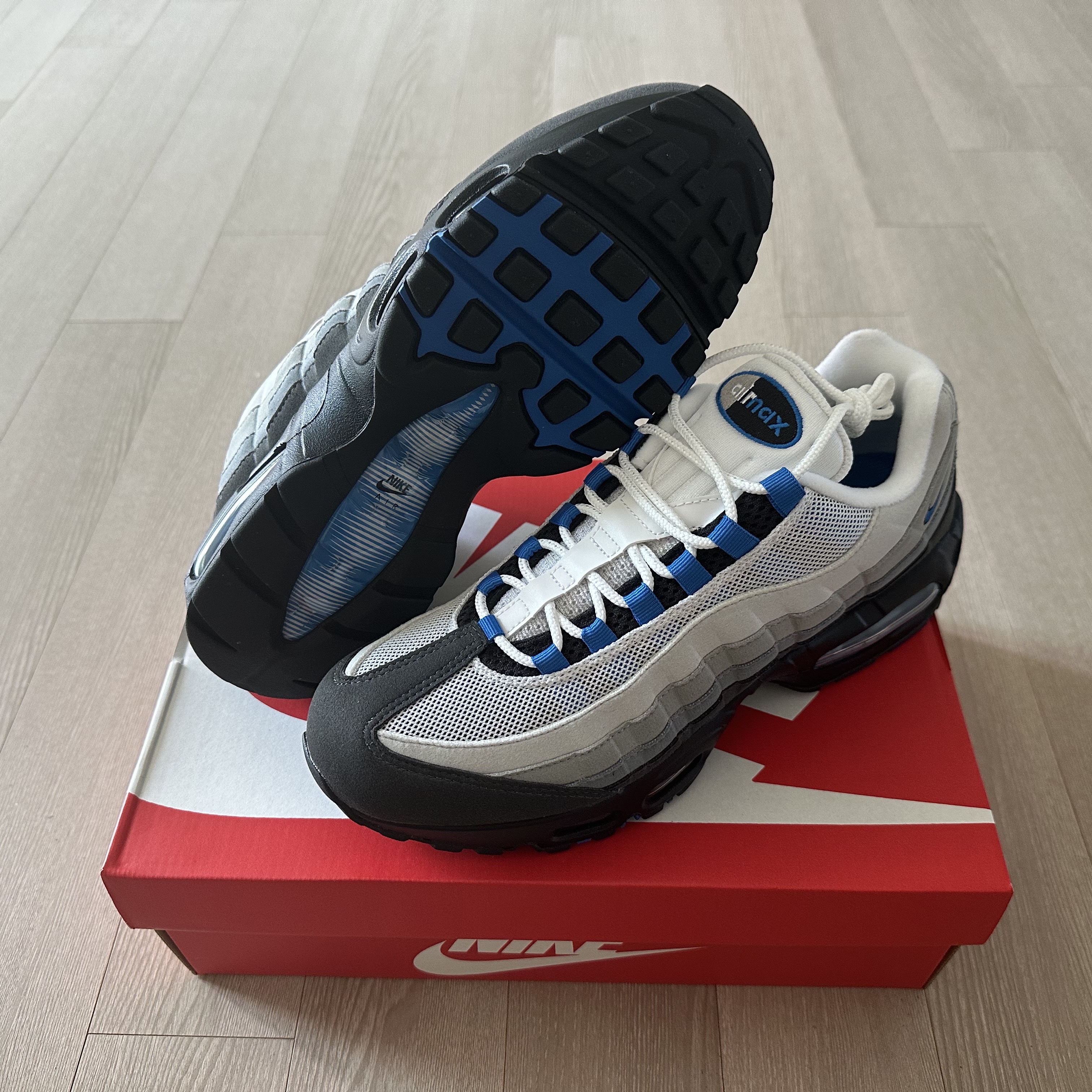 Nike Air Max 95 OG Cool Grey and Blue Spark 착용 스타일 - 1