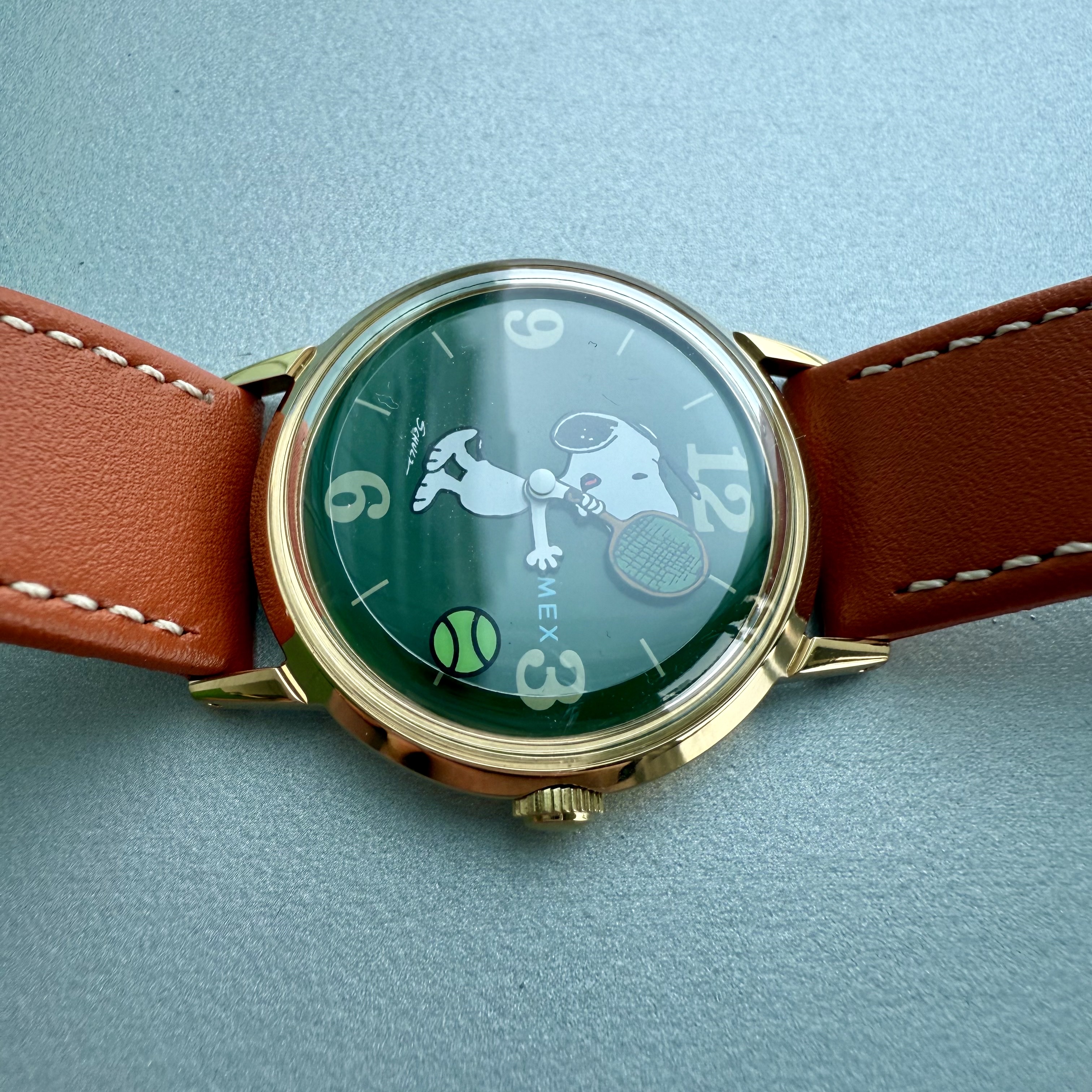Timex Marlin Hand-Wound x Peanuts Snoopy Tennis 34mm Leather Strap Watch Brown Gold Tone 착용 스타일 - 3