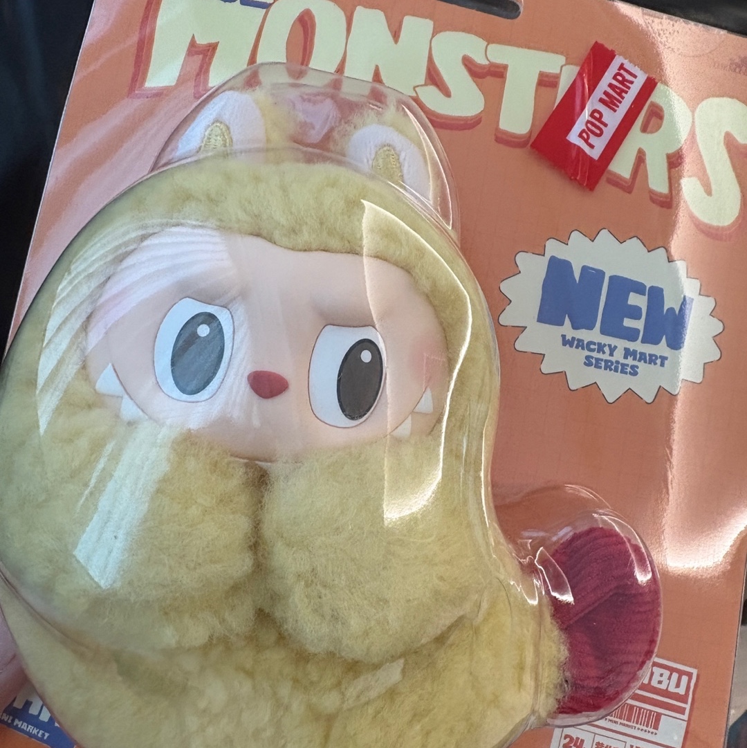 Pop Mart Labubu The Monsters Wacky Mart Series Earphone Case 착용 스타일 - 1