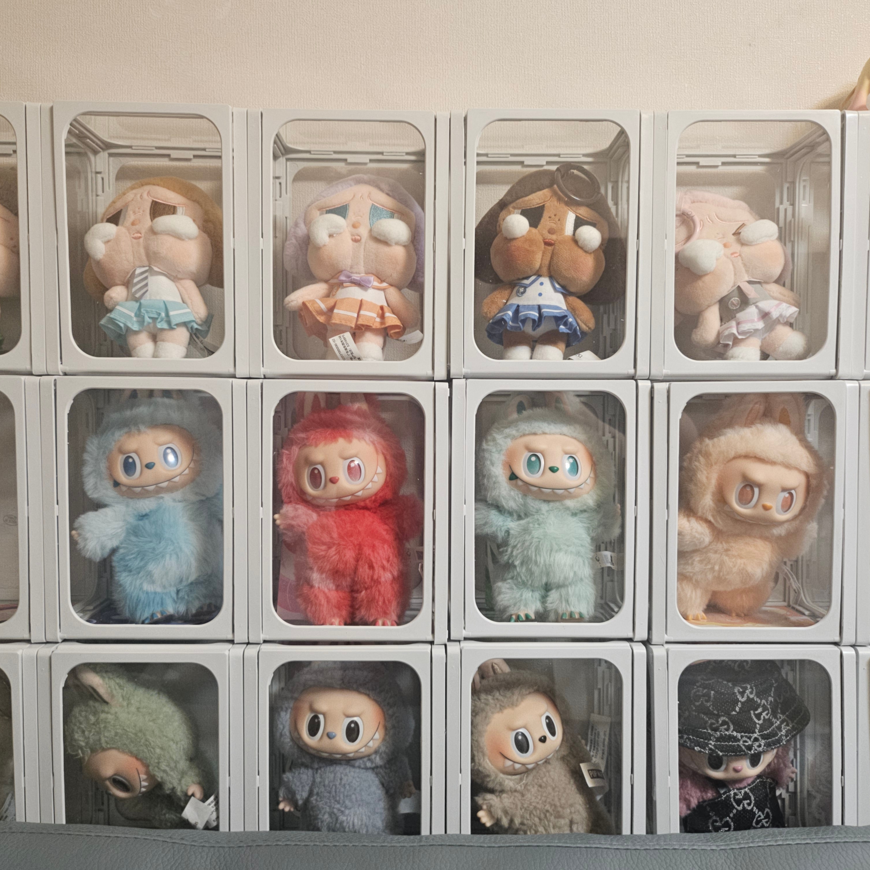 Pop Mart Labubu The Monsters Labubu Tasty Macarons Series Green Grape Keyring, Pop Mart Labubu The Monsters Labubu Tasty Macarons Series Toffe Keyring 착용 스타일 - 1