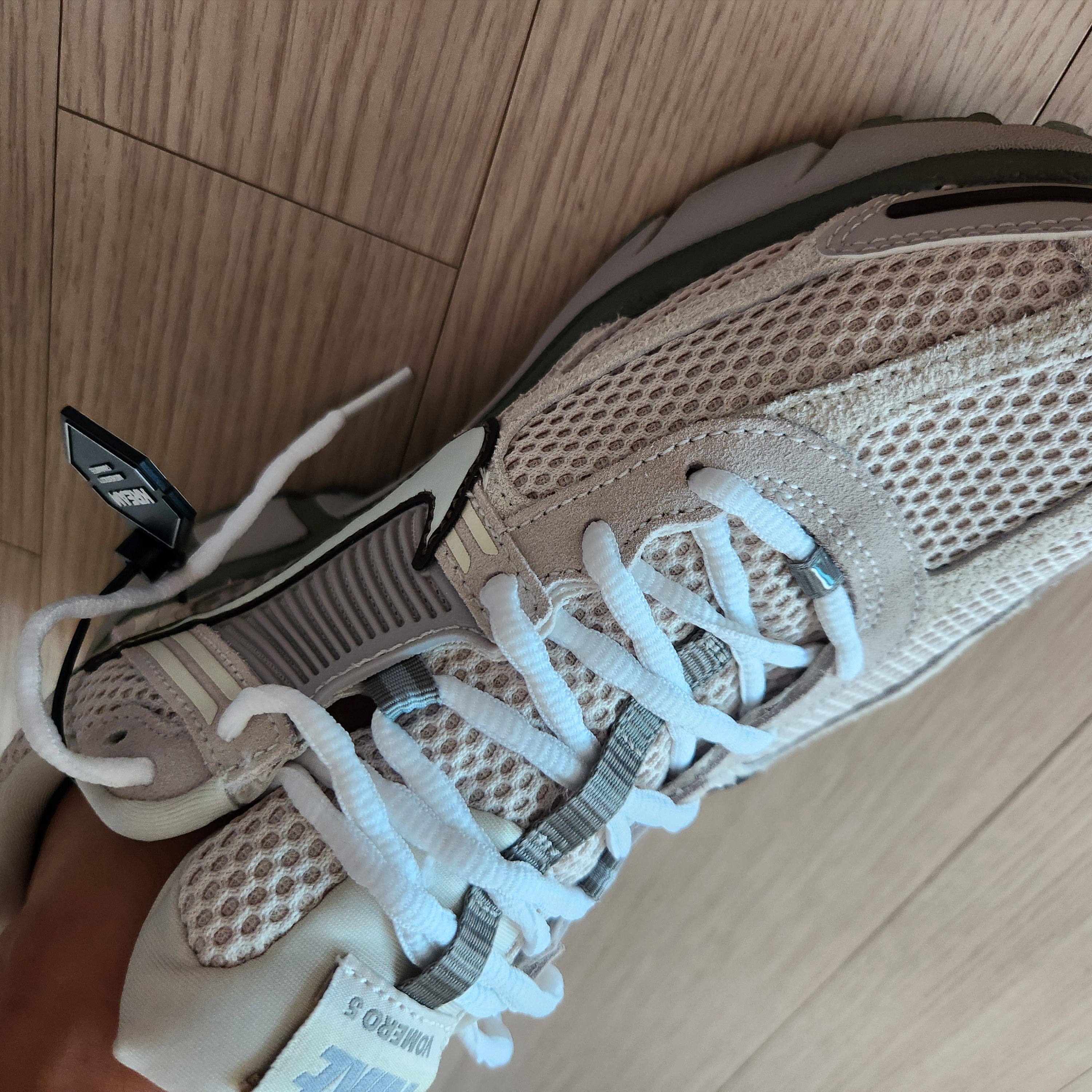 Nike Zoom Vomero 5 SE Light Orewood Brown 착용 스타일 - 4