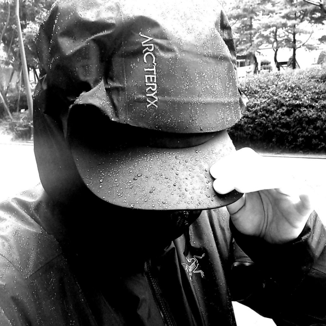 Arc'teryx Beta LT Jacket Black, Arc'teryx Gore 5 Panel Cap Black 착용 스타일 - 3