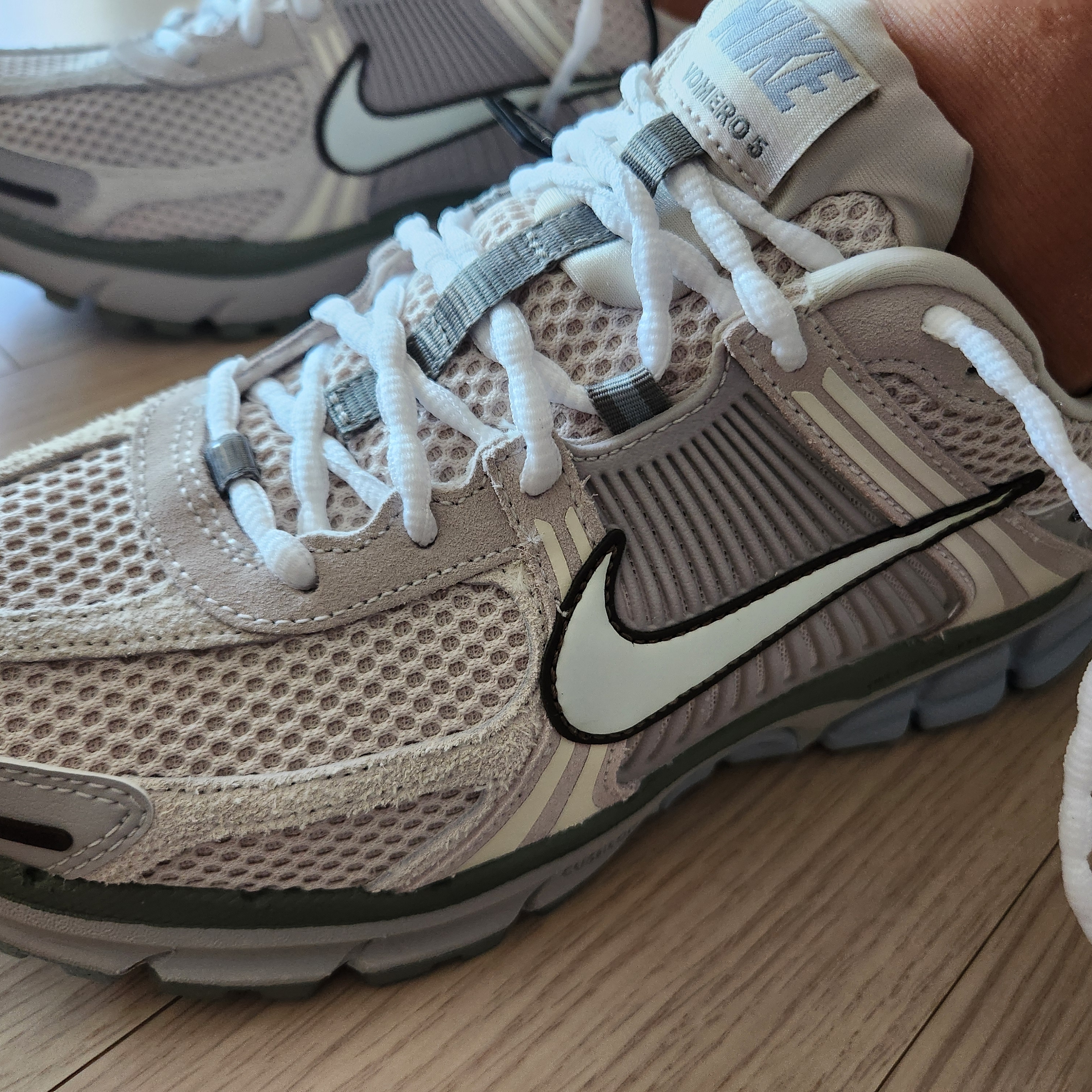 Nike Zoom Vomero 5 SE Light Orewood Brown 착용 스타일 - 2