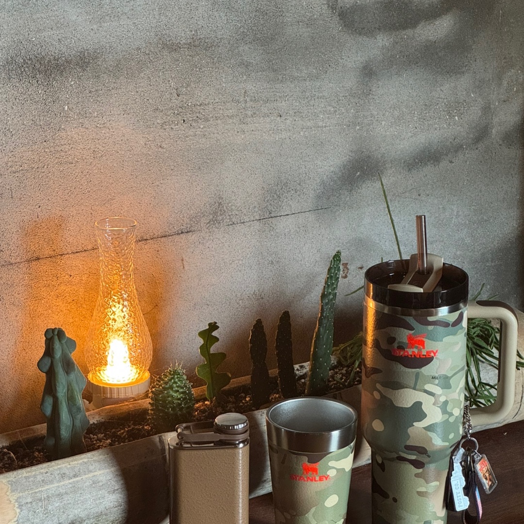 Stanley x The Post Malone Quencher H2.0 Flowstate Tumbler 1.18L Multicam, Stanley x The Post Malone Stacking Beer Pint 473ml Multicam 착용 스타일