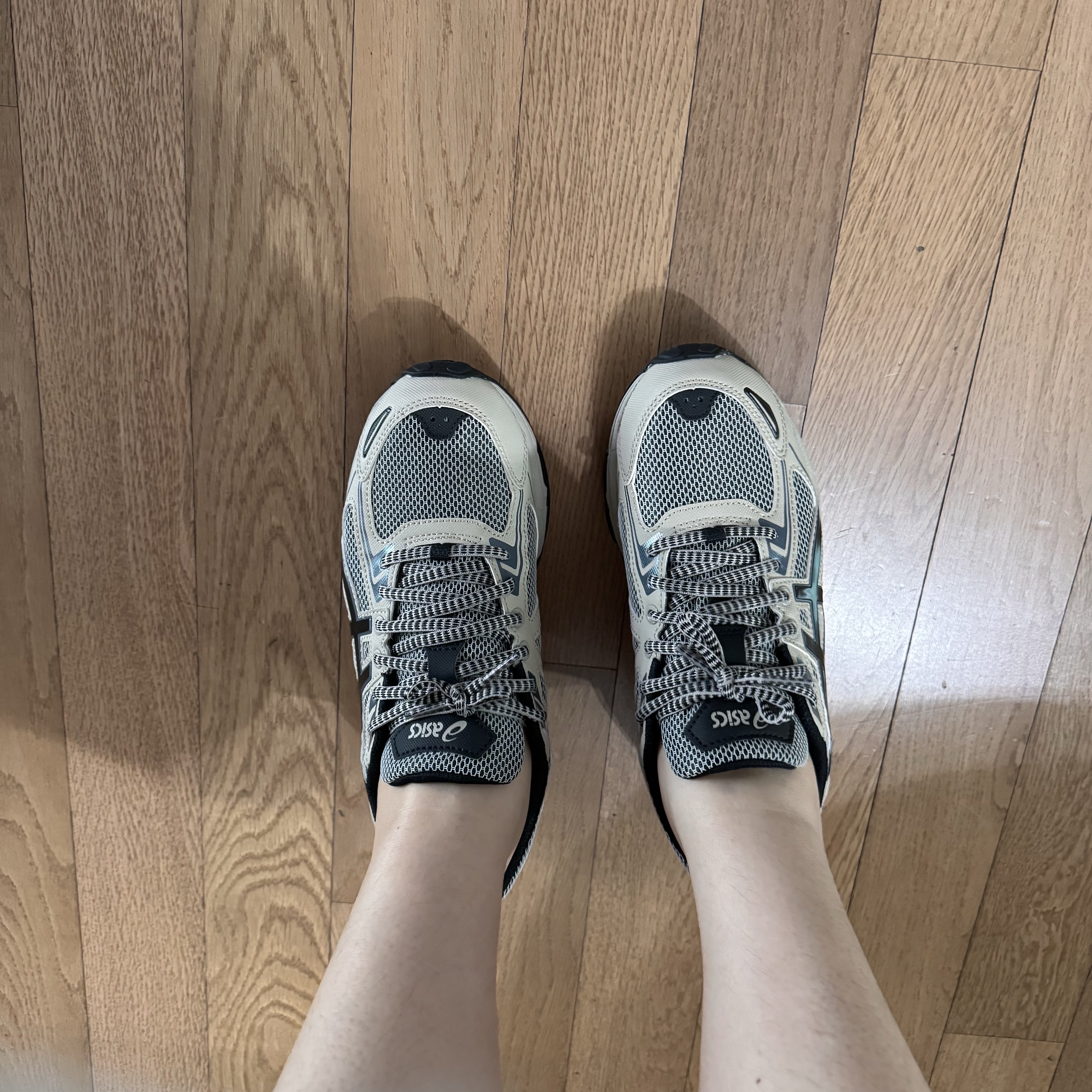 Asics Gel-Venture 6 Feather Grey Black 착용 스타일