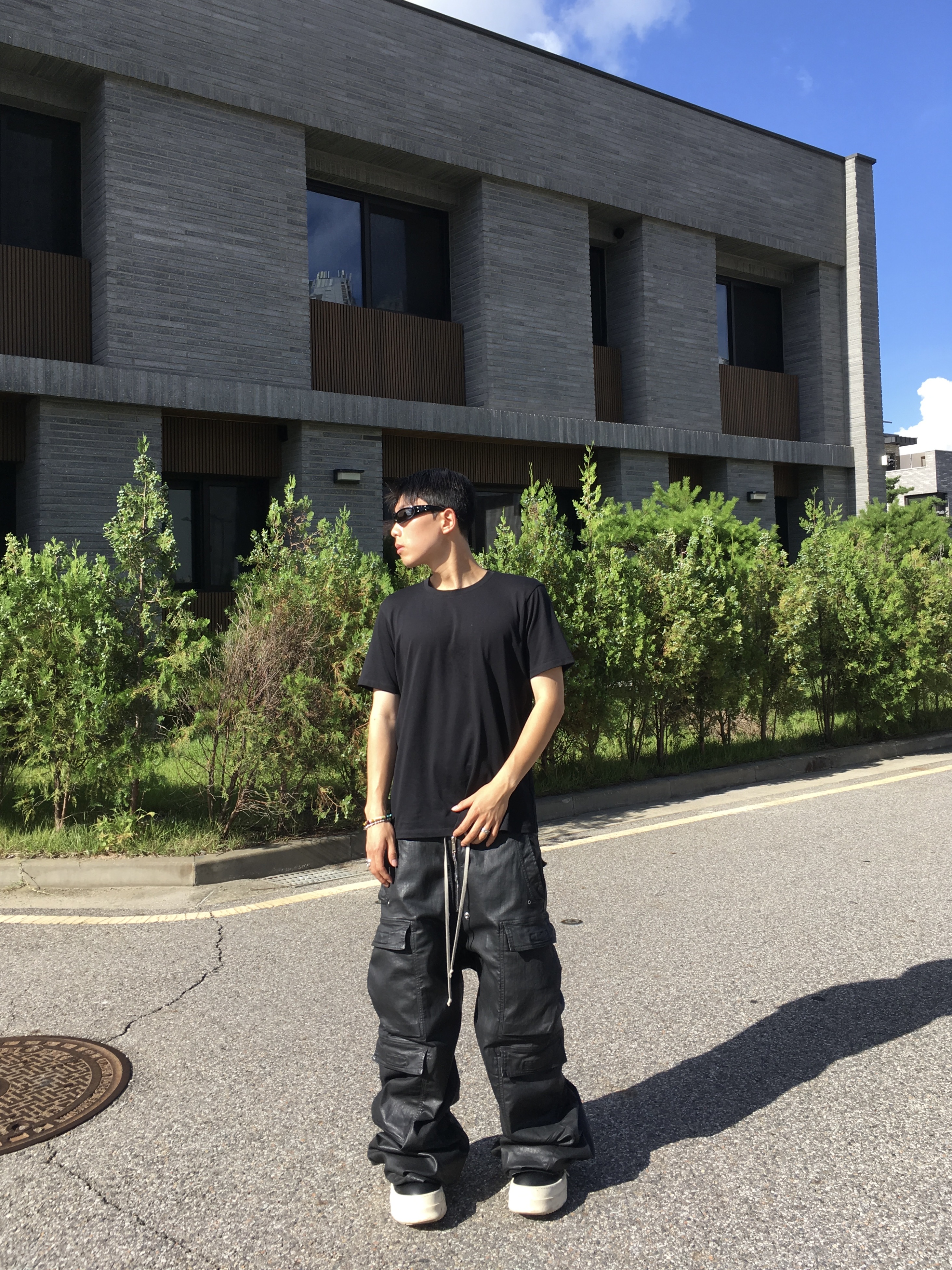 Rick Owens Porterville Denim Double Cargo Jumbo Belas Pants Black Wax, Rick Owens Hollywood Mega Bumper Geobasket in Full Grain Calf Leather Black Milk 착용 스타일 - 1