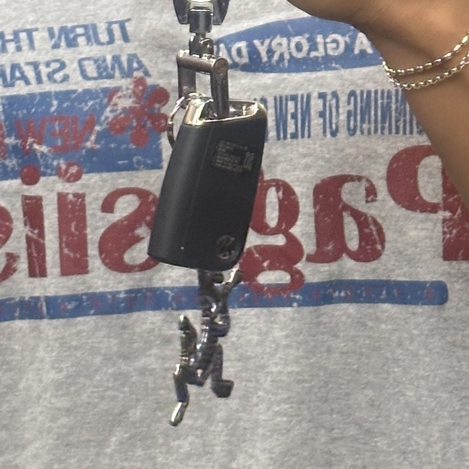 Arc'teryx Keyring Metal 착용 스타일 - 2