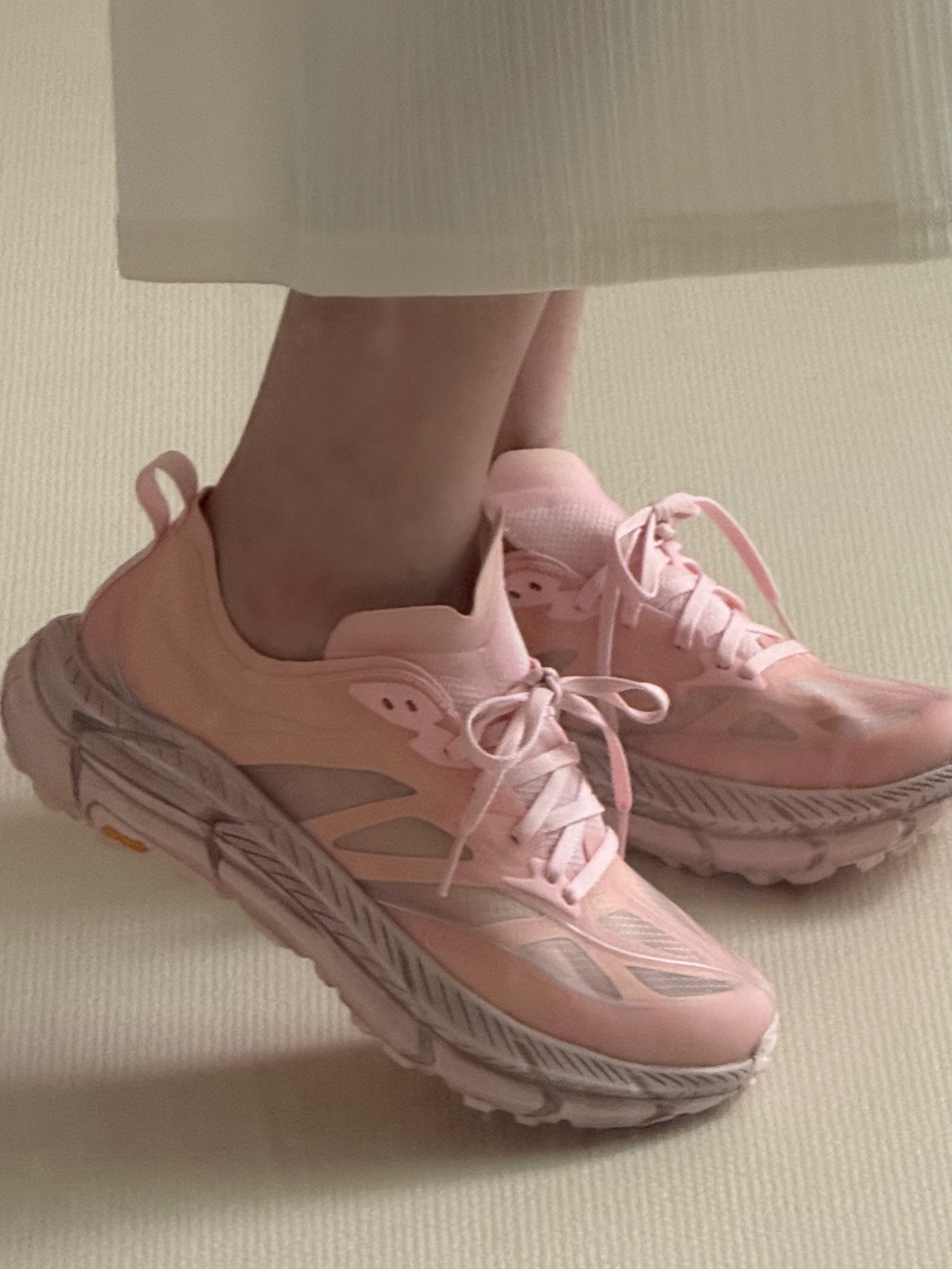 Hoka Mafate Speed 4 Lite Rose Tea Rose Latte 착용 스타일 - 5