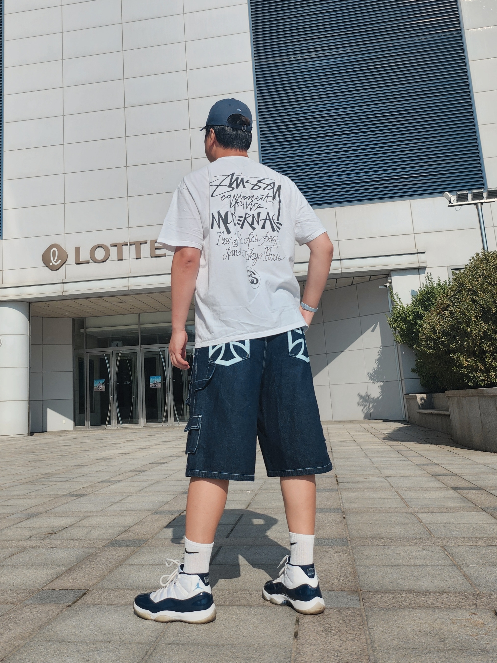 Flavorism Carpenter Bermuda Denim Pants Indigo, Stussy Modern Age T-Shirt White 착용 스타일