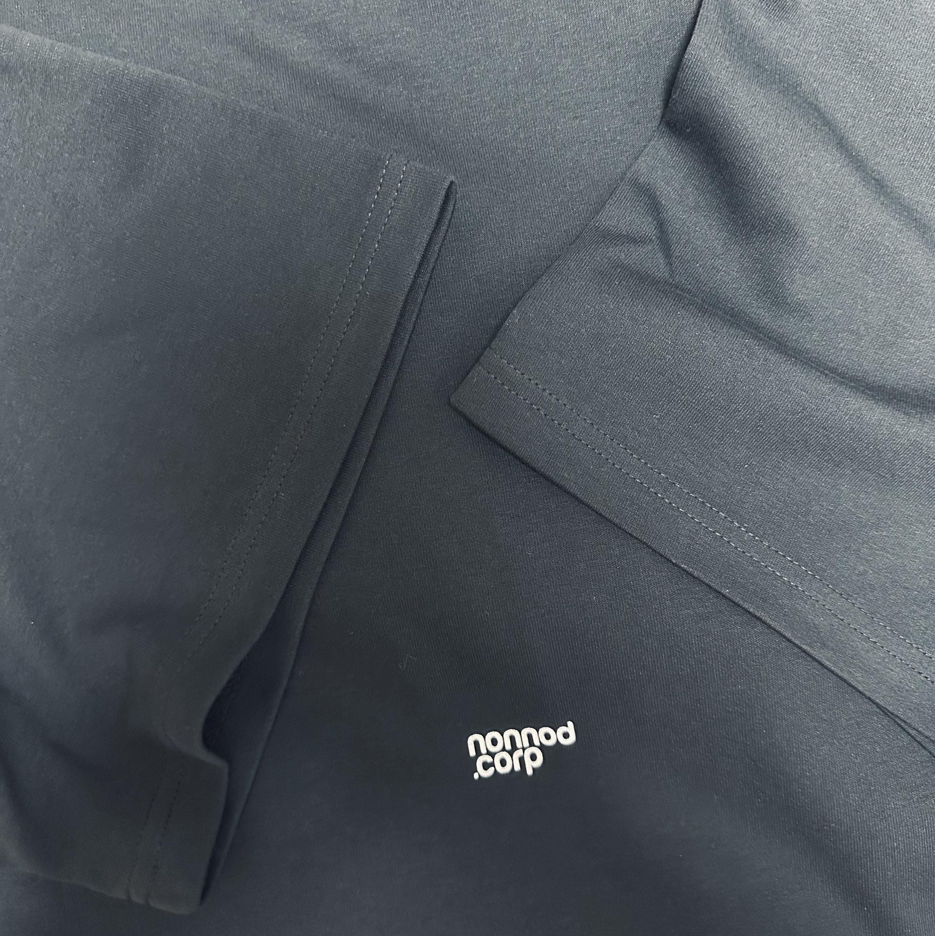 Nonnod Cropped V-Neck T-Shirt Black 착용 스타일