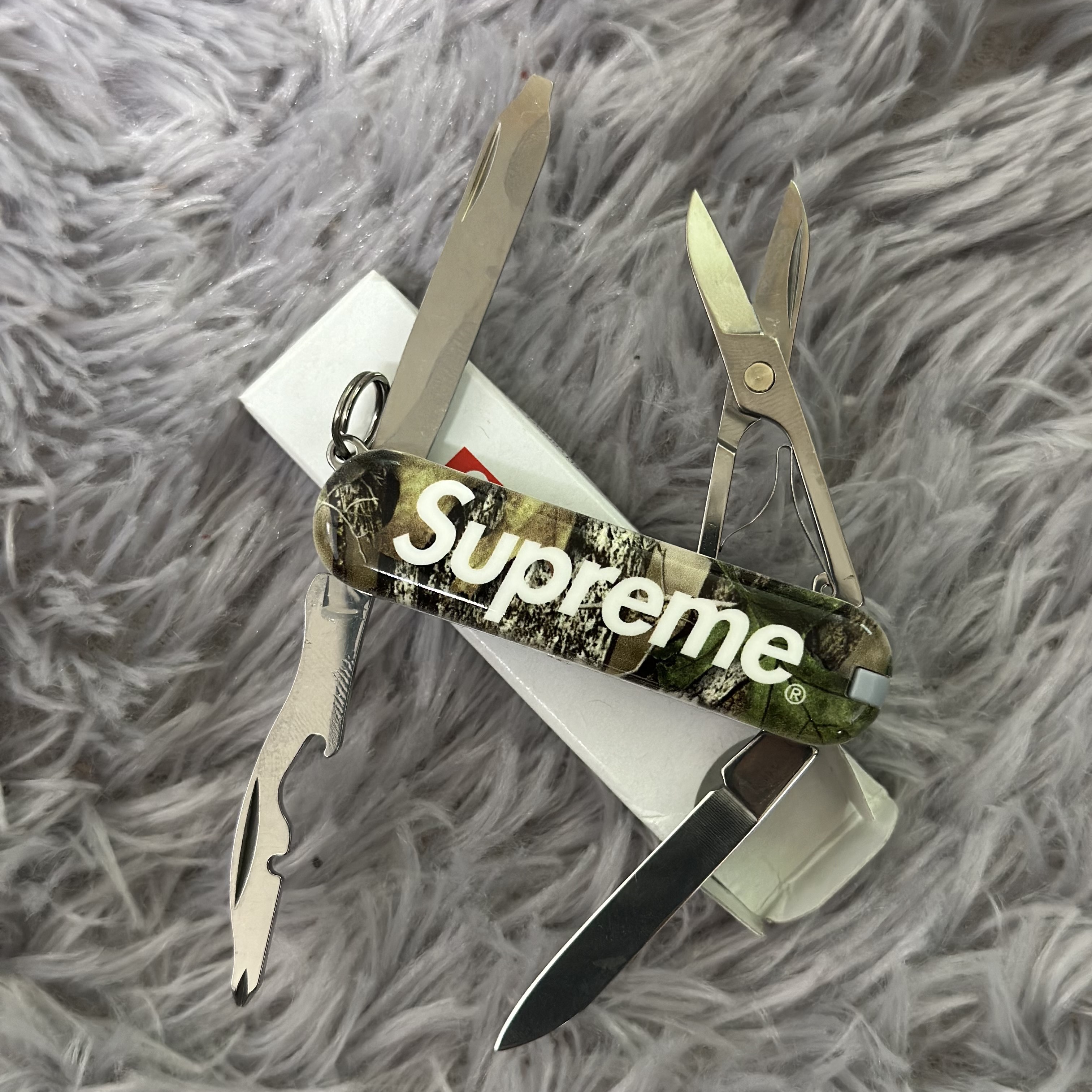 Supreme x Victorinox Pocket Knife Truetimber Kanati Camo - 25SS 착용 스타일 - 2