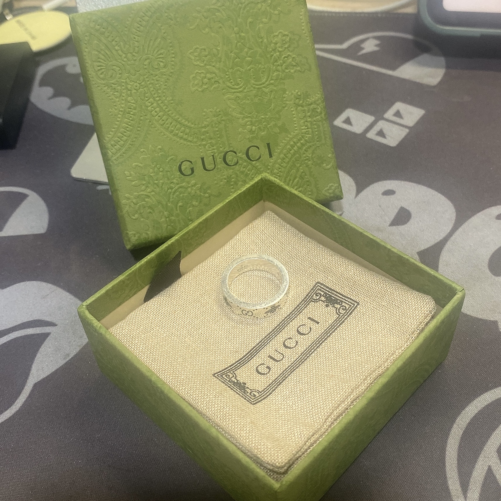 Gucci Double G Bee Engraved Ring Silver 착용 스타일