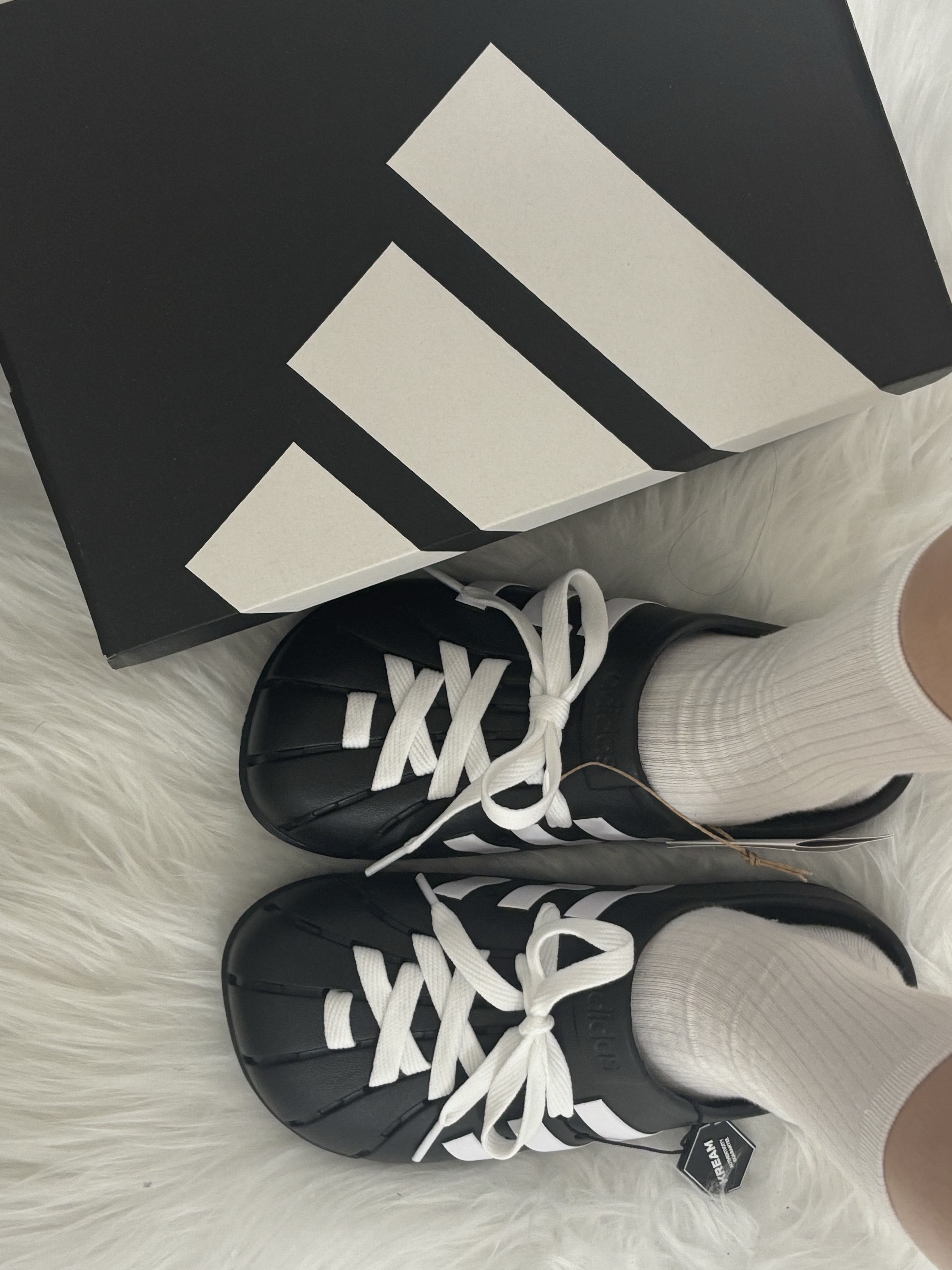 Adidas Adilette Clog Black White 착용 스타일 - 3