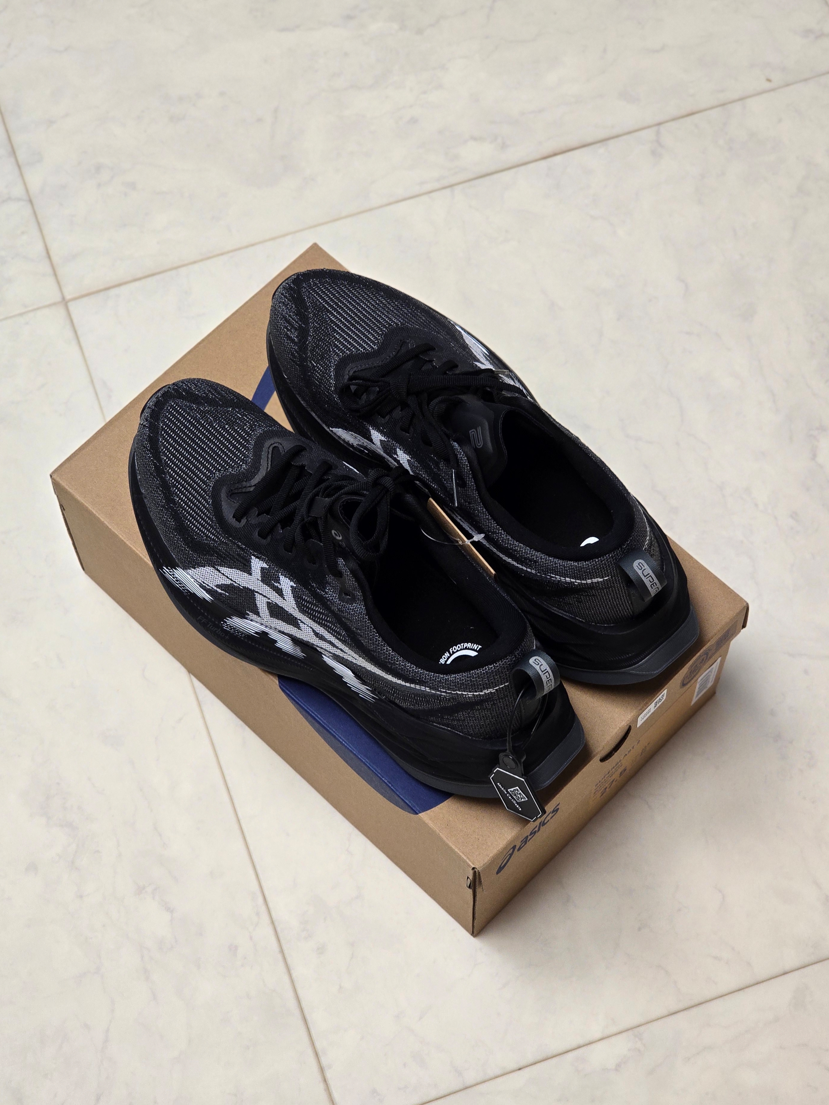 Asics Superblast 2 Black White 착용 스타일 - 1