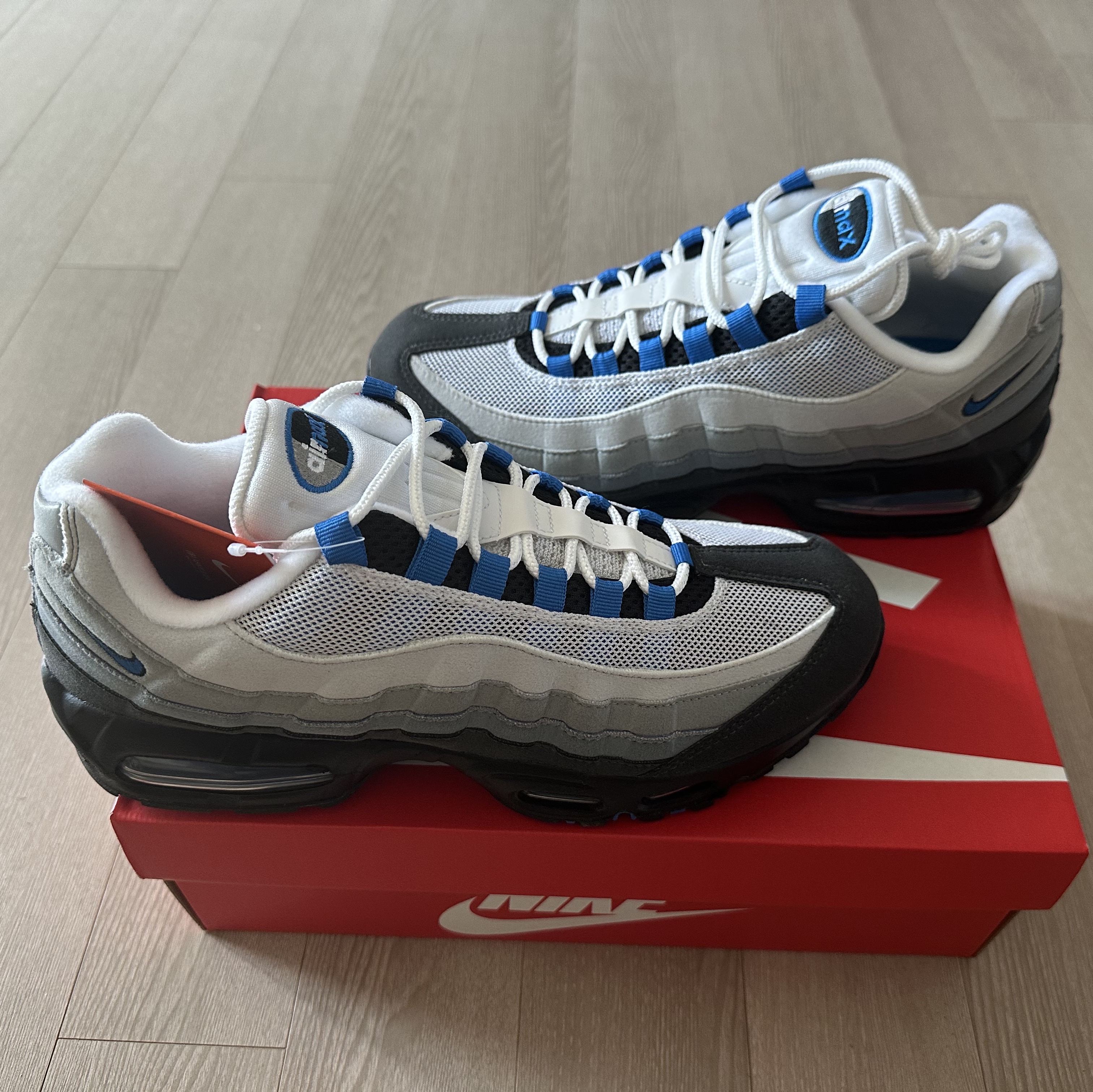 Nike Air Max 95 OG Cool Grey and Blue Spark 착용 스타일 - 2