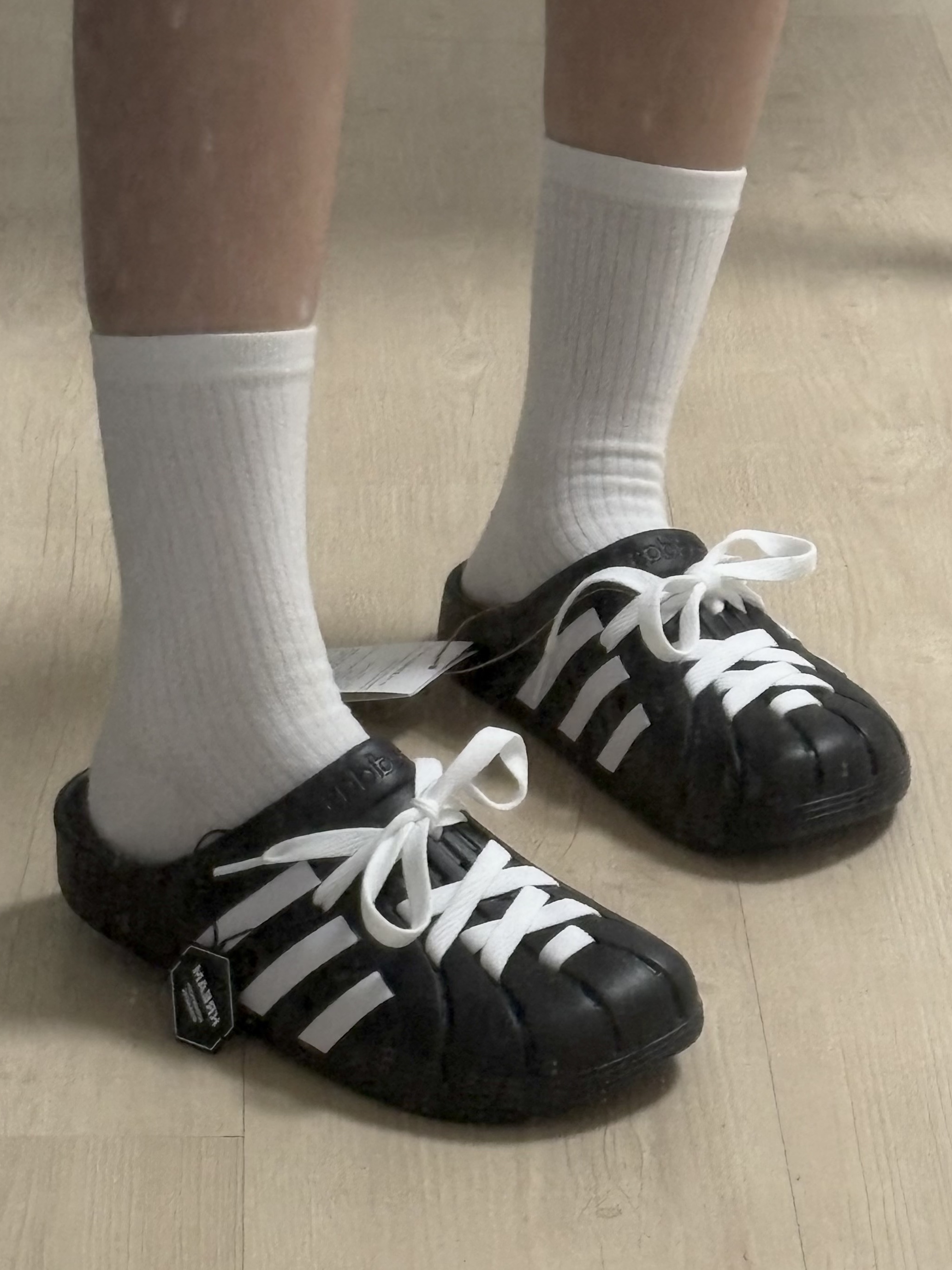 Adidas Adilette Clog Black White 착용 스타일 - 4