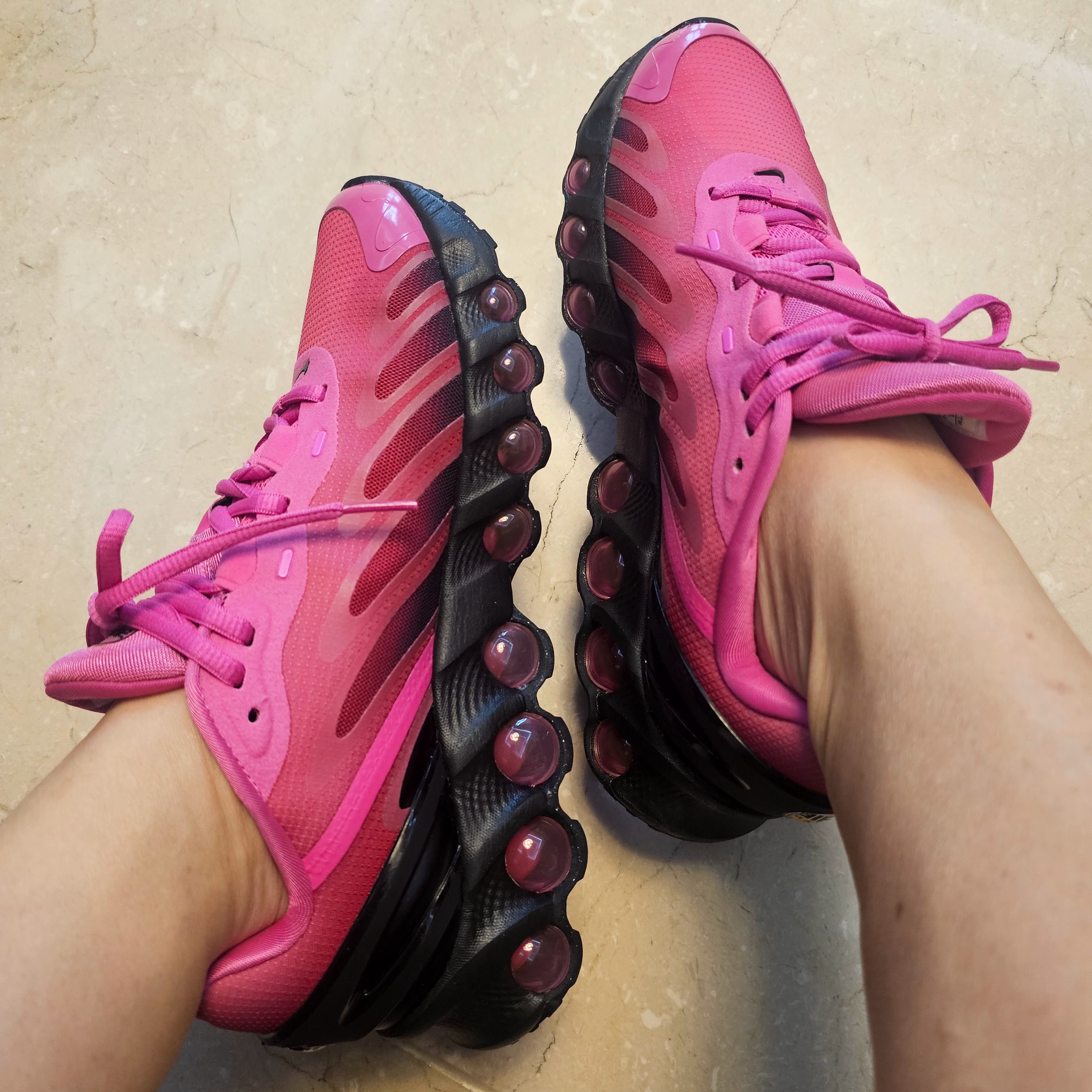(W) Nike Air Max Dn8 Hyper Pink Black 착용 스타일