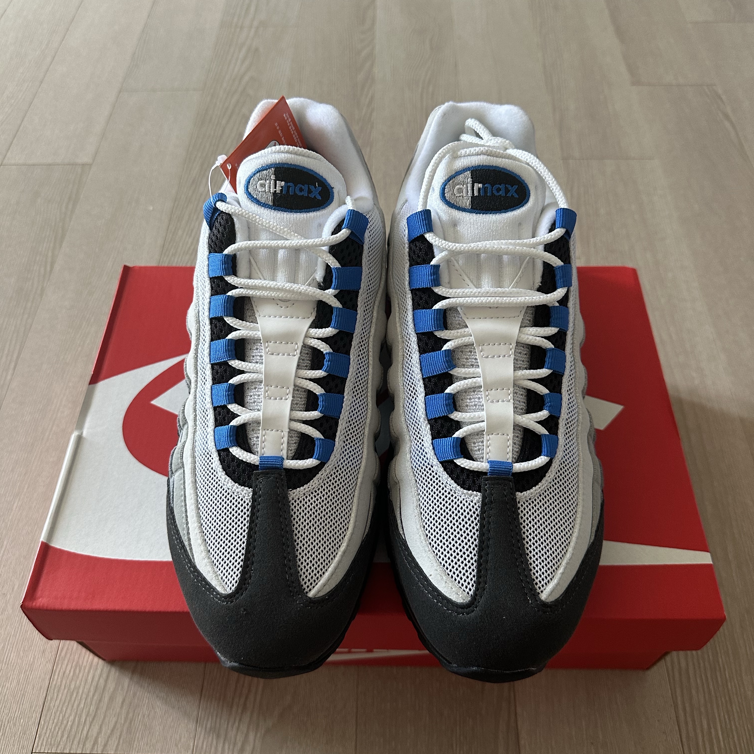 Nike Air Max 95 OG Cool Grey and Blue Spark 착용 스타일 - 3