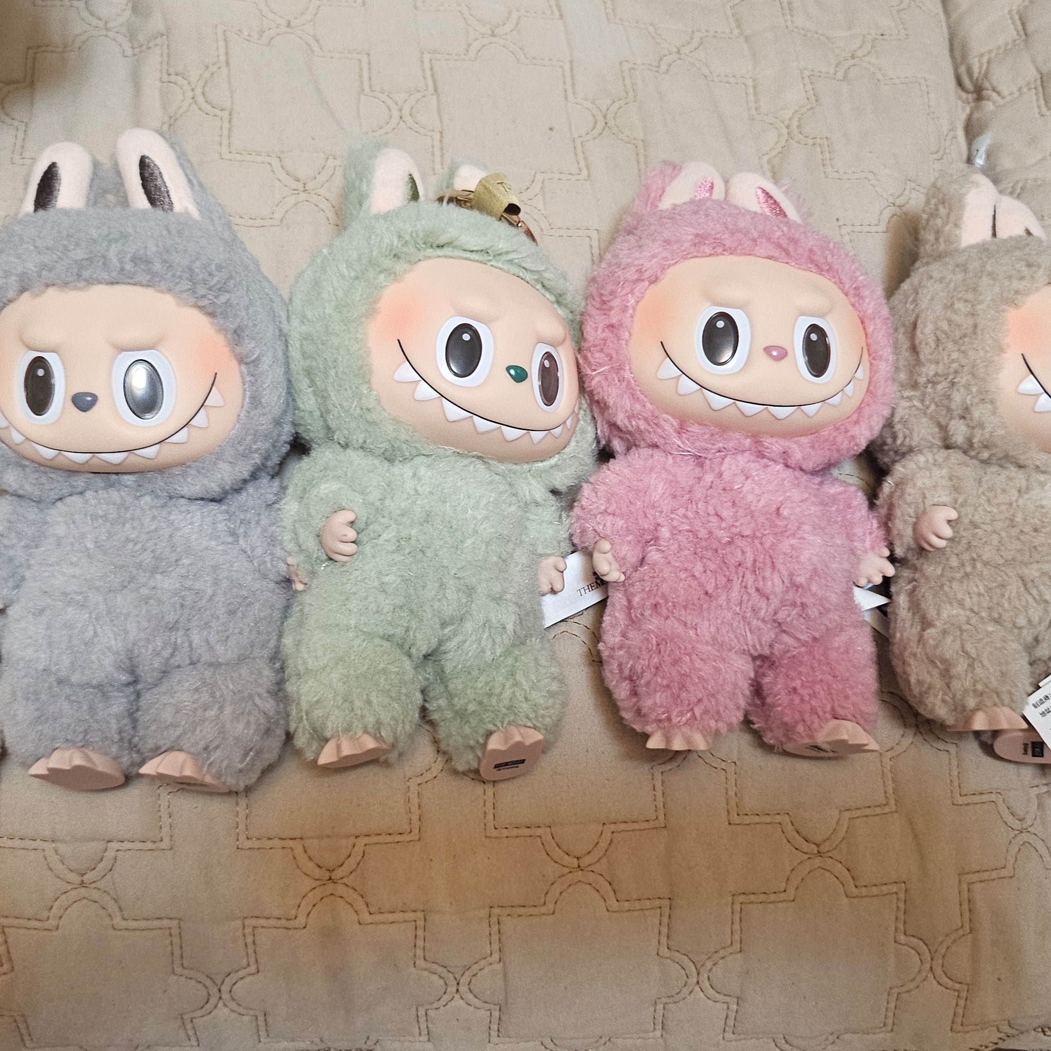 Pop Mart Labubu The Monsters Labubu Tasty Macarons Series Green Grape Keyring, Pop Mart Labubu The Monsters Labubu Tasty Macarons Series Toffe Keyring 착용 스타일 - 2